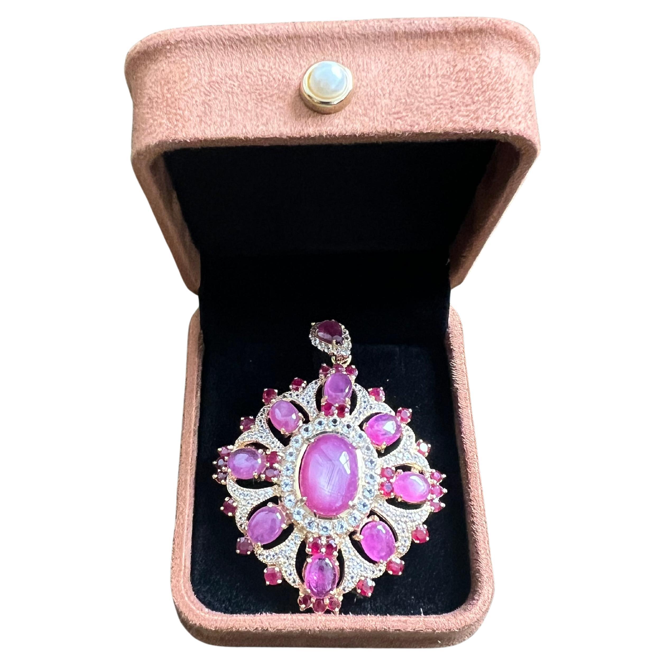 Bochic "Orient", spilla multi rubino da 60 carati in oro e argento 18 carati