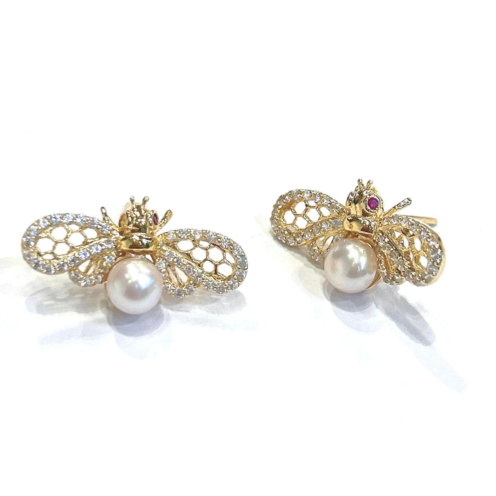 Bochic “Orient” Akoya Pearl & Light Blue Topaz  Earrings Set 18K Gold & Silver 

Natural Light Blue Topaz - 1 carats 
White Akoya Pearls 

The earrings from the 