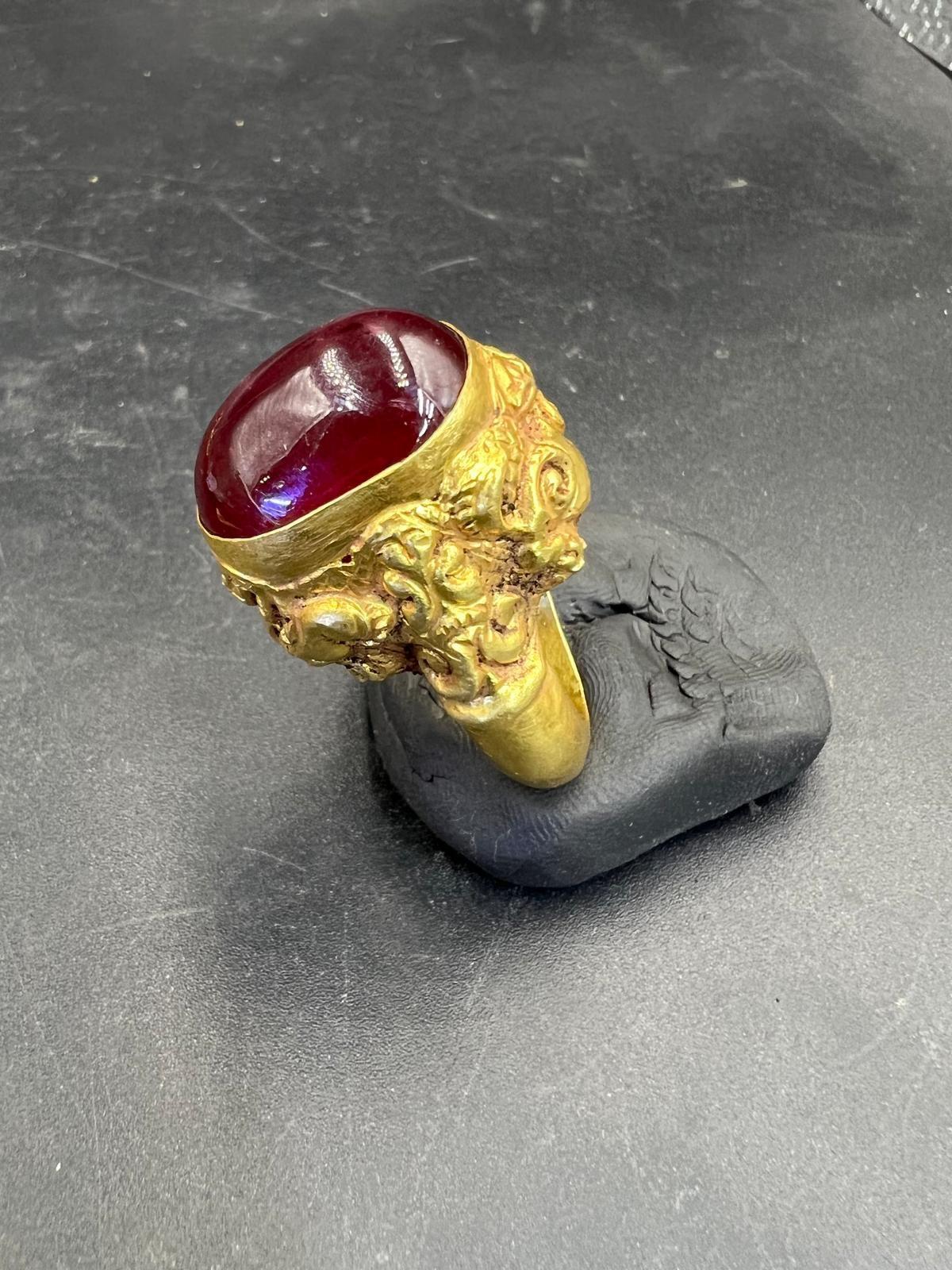 Bochic kuratiert antiken Ring aus Birma 18k massivem Gold & natürlichen Rubin 

Diese Art von Ring sieht man in einem Museum
Südostasiatischer antiker altbirmanischer Pyu Pagan Goldring

Natürlicher Rubin im Ovalschliff - 5 Karat 

Dieser Ring aus