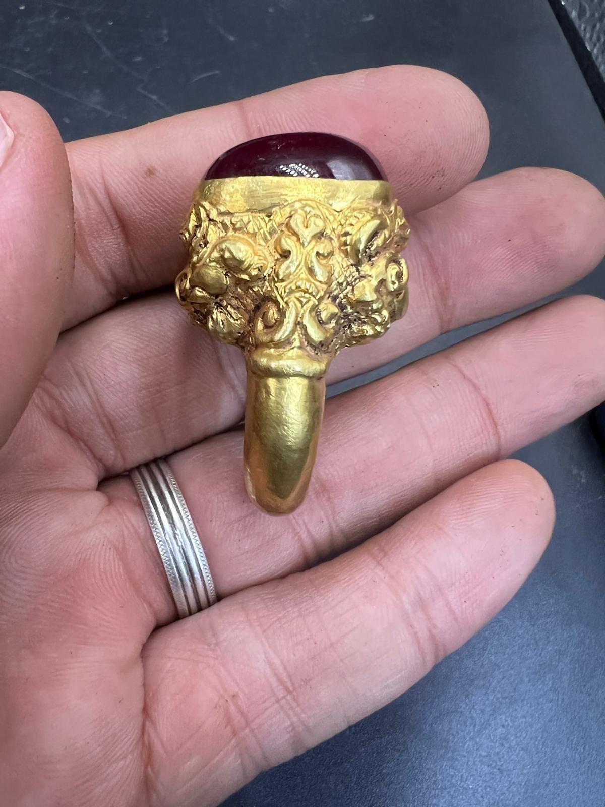 Bochic Orient Antic Curated antiken Ring aus Birma 18k Solid Gold & Rubin (Retro) im Angebot