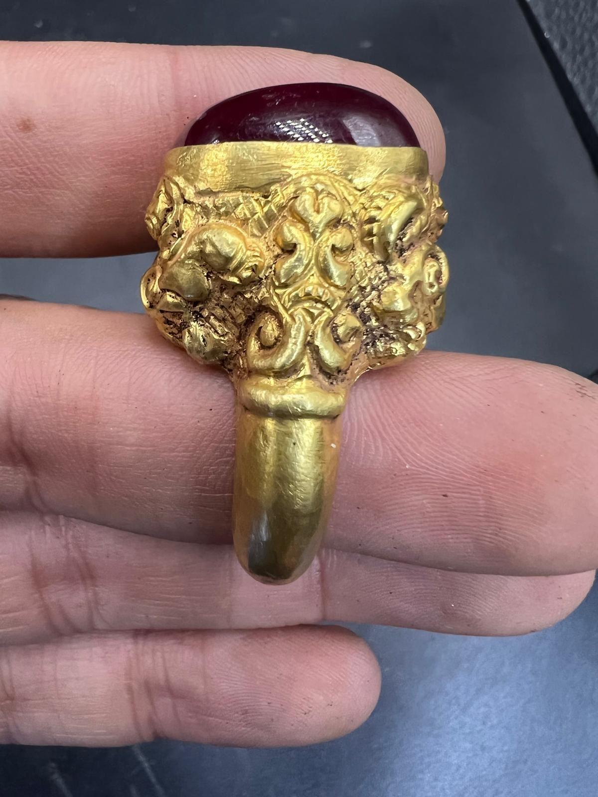 Bochic Orient Antic Curated antiken Ring aus Birma 18k Solid Gold & Rubin (Cabochon) im Angebot