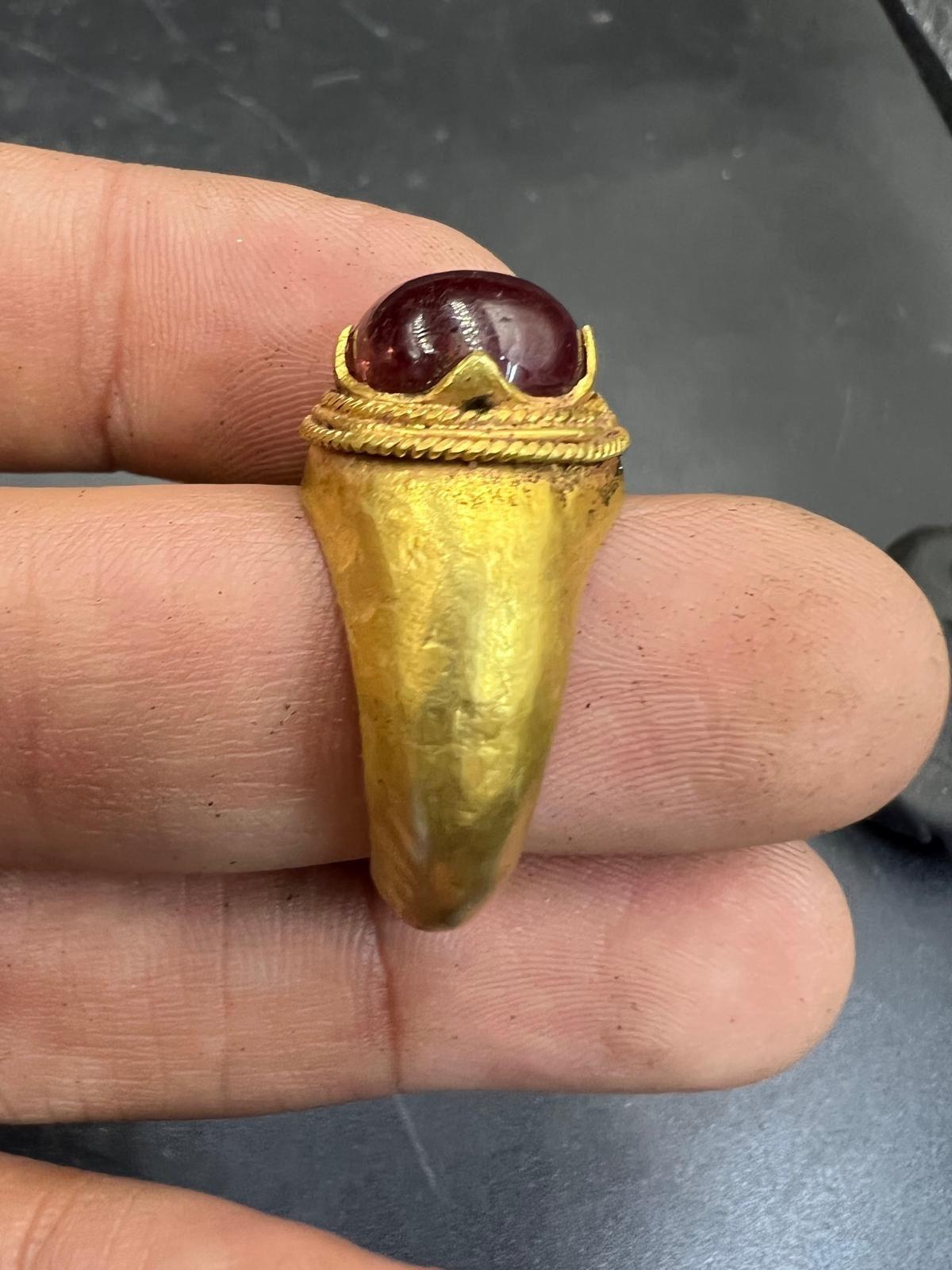 Bochic “Orient Antic” Curated Antique Ring From Burma 18k Solid Gold & Ruby In Excellent Condition In New York, NY