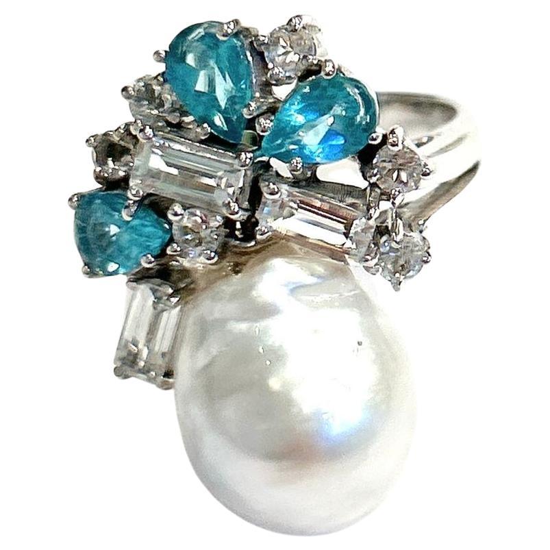 Bochic Orient Appetit, Topas & Perle Cocktail-Ring aus 18 Karat Gold und Silber 

Natürlicher blauer Appetit, Birnenform  - 2 Karat 
Natürlicher Weißer Topas, Smaragdform  - 2 Karat 
Südseeperle 

Dieser Ring aus der 