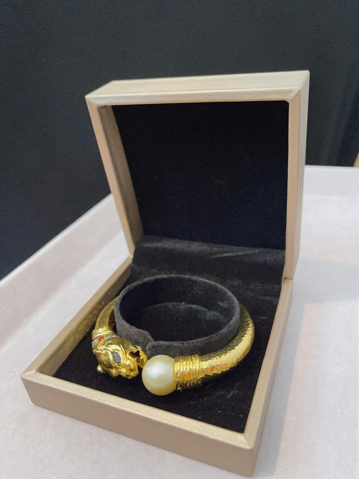 Bochic “Orient” Bangle, Sapphire & South Sea Pearl Set in 22 Gold & Silver For Sale 3