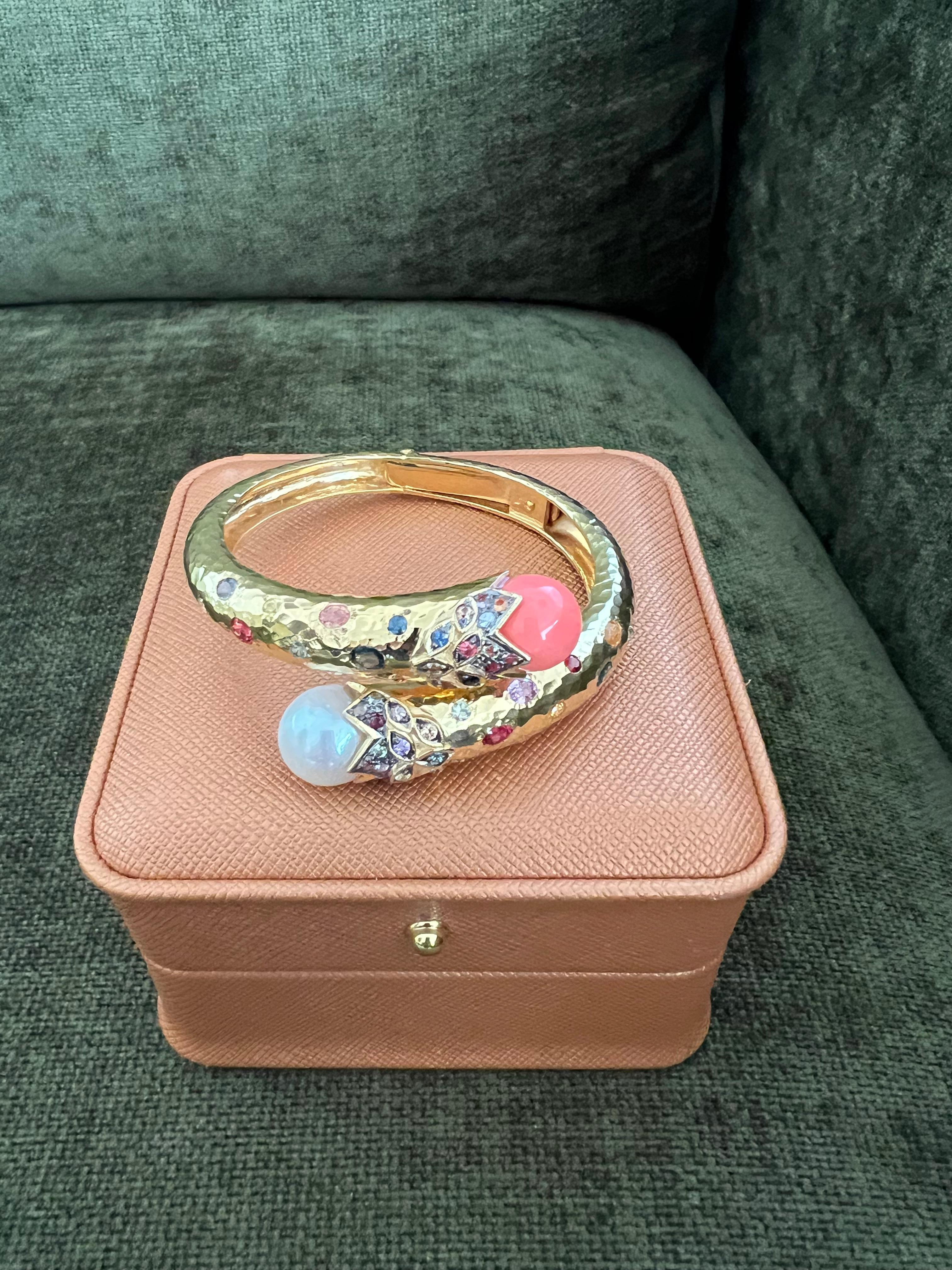 Bochic “Orient” Bangle Set In 18K Gold & Silver With Salmon Coral & Sapphires For Sale 7