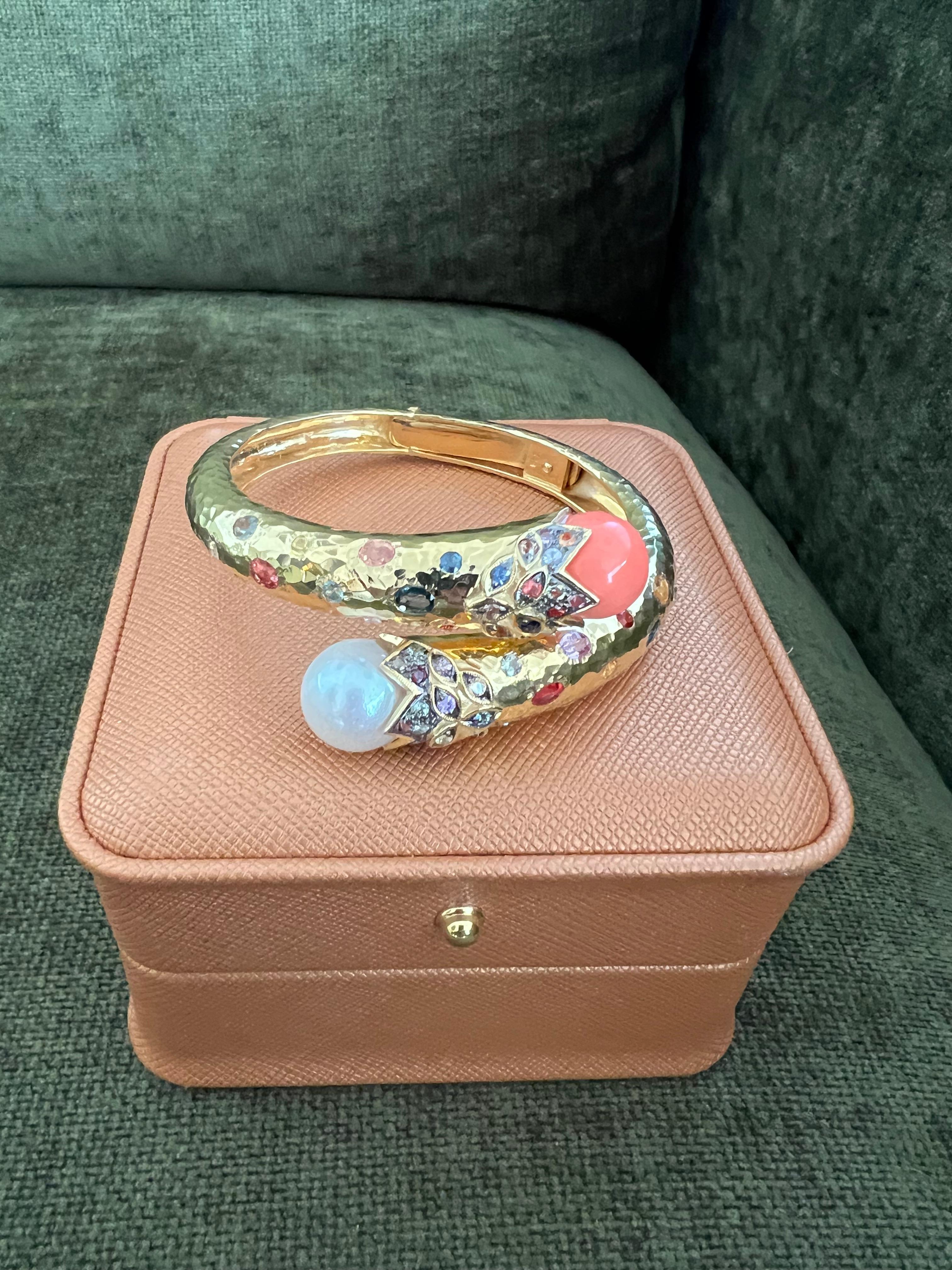 Bochic “Orient” Bangle Set In 18K Gold & Silver With Salmon Coral & Sapphires For Sale 8