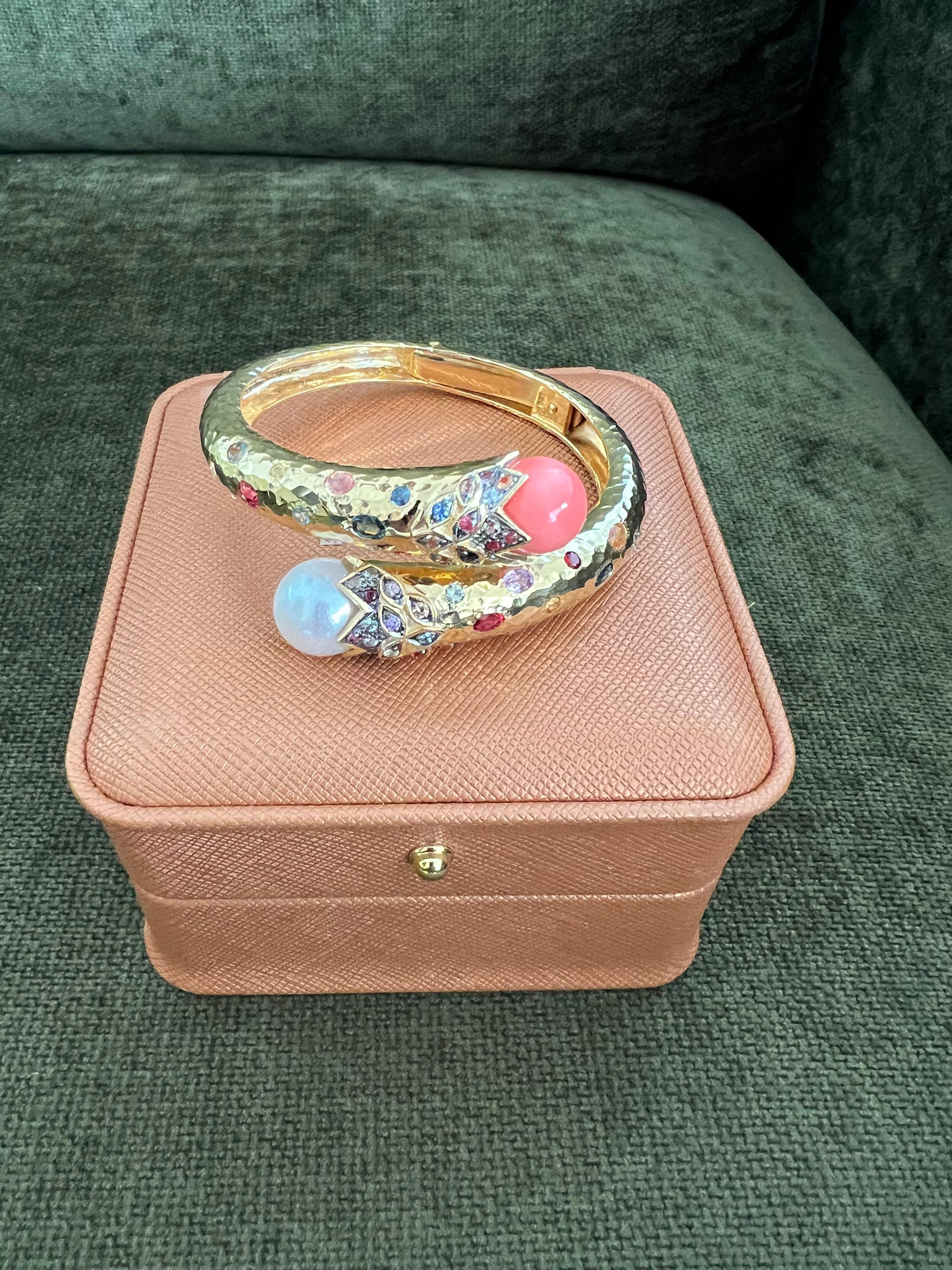 Brilliant Cut Bochic “Orient” Bangle Set In 18K Gold & Silver With Salmon Coral & Sapphires For Sale