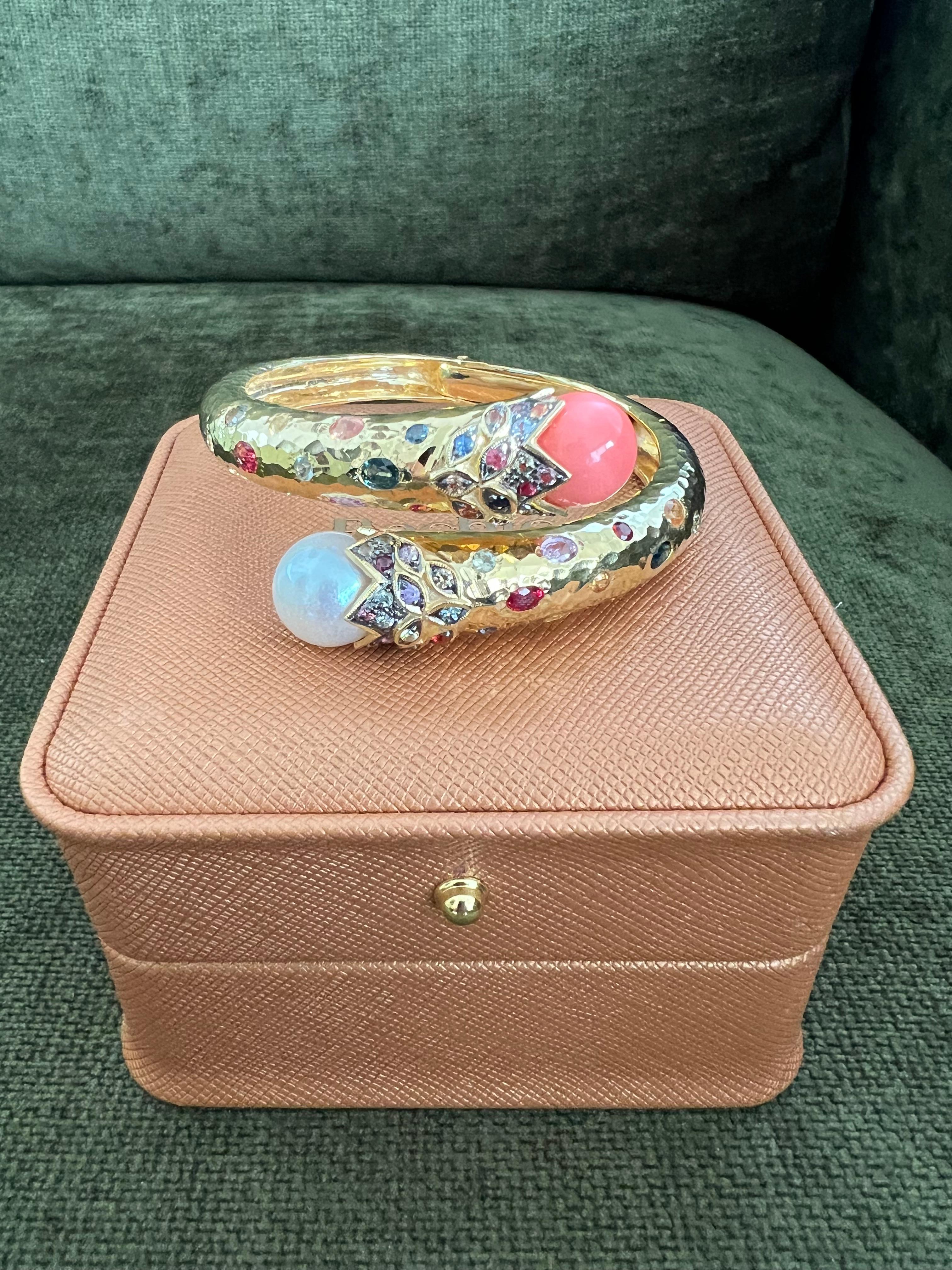 Bochic “Orient” Bangle Set In 18K Gold & Silver With Salmon Coral & Sapphires In New Condition For Sale In New York, NY