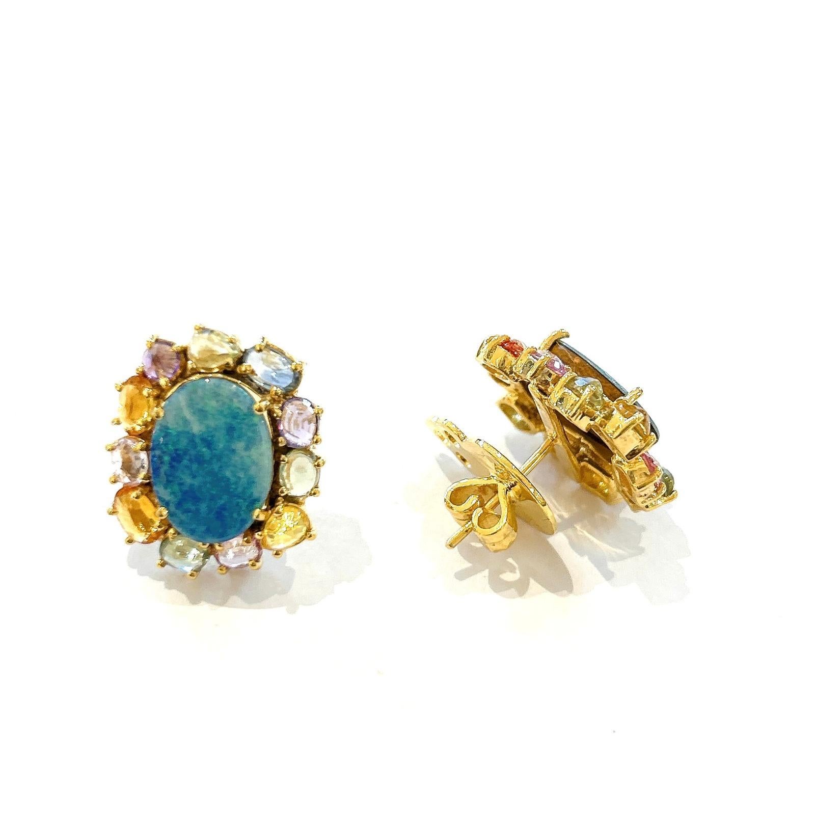 Art déco Boucles d'oreilles Bochic Orient en or et argent 18 carats serties d'opales bleues et de plusieurs saphirs en vente