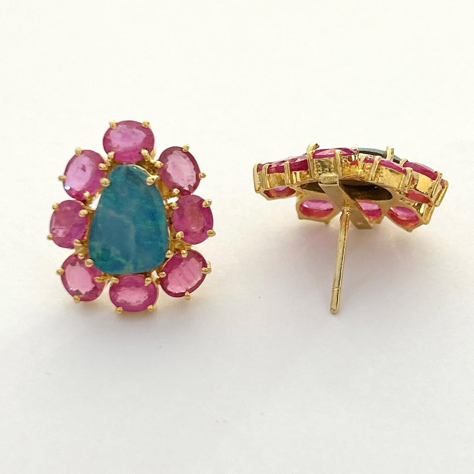 Bochic Orient-Ohrringe aus 18 Karat Gold und Silber mit blauem Opal und rotem Rubin  (Belle Époque) im Angebot