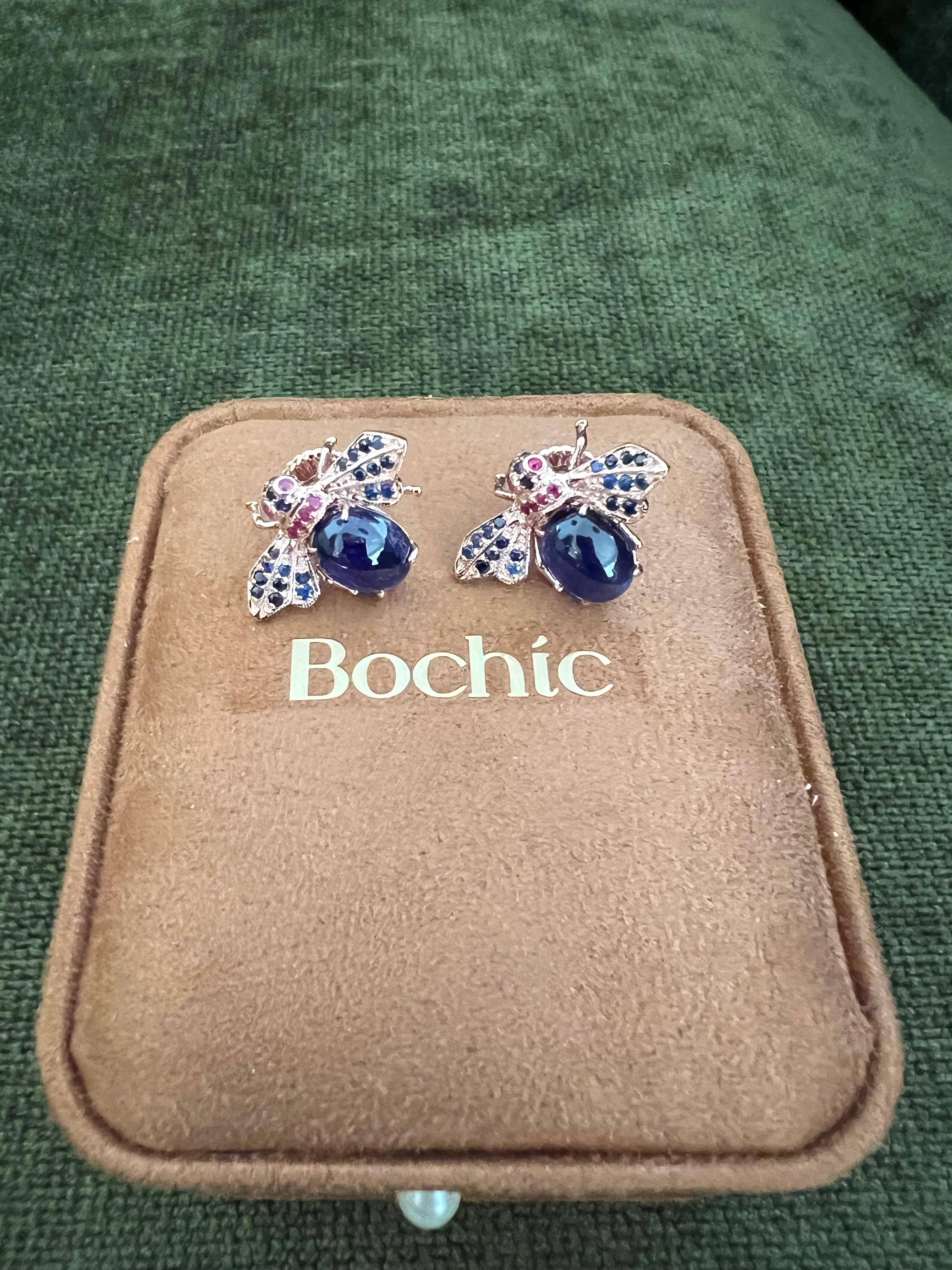Bochic Orient-Ohrringe aus 18 Karat Gelbgold und Silber mit blauem Saphir und Rubin (Antiker Kissenschliff) im Angebot