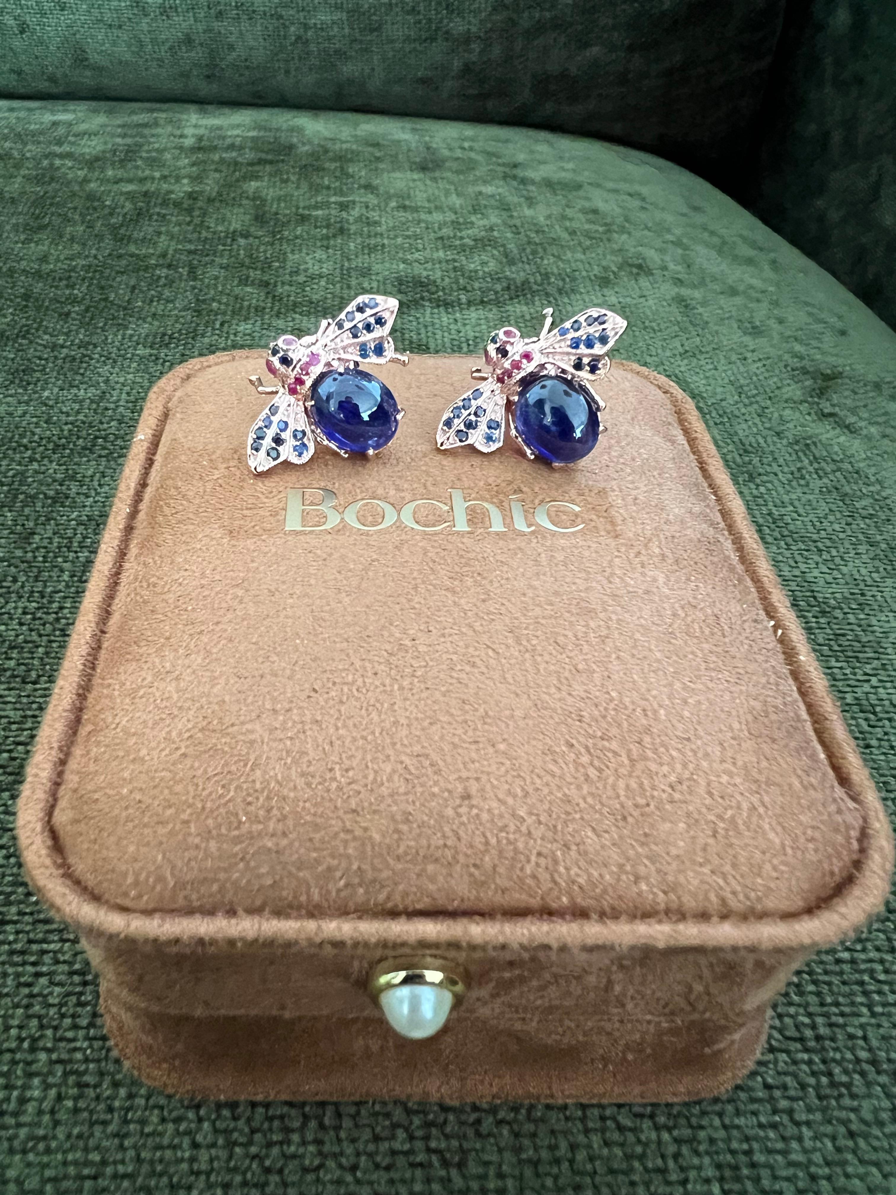 Bochic Orient-Ohrringe aus 18 Karat Gelbgold und Silber mit blauem Saphir und Rubin im Zustand „Neu“ im Angebot in New York, NY