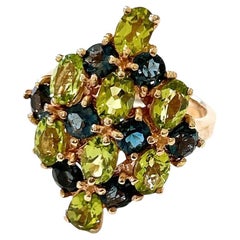 Bague cocktail Bochic Orient en or et argent 18 carats, topaze bleue et péridot vert