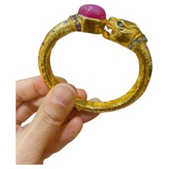 Bracelet jonc Bochic Orient Dragon rubis et plusieurs saphirs serti en or et argent 22 carats