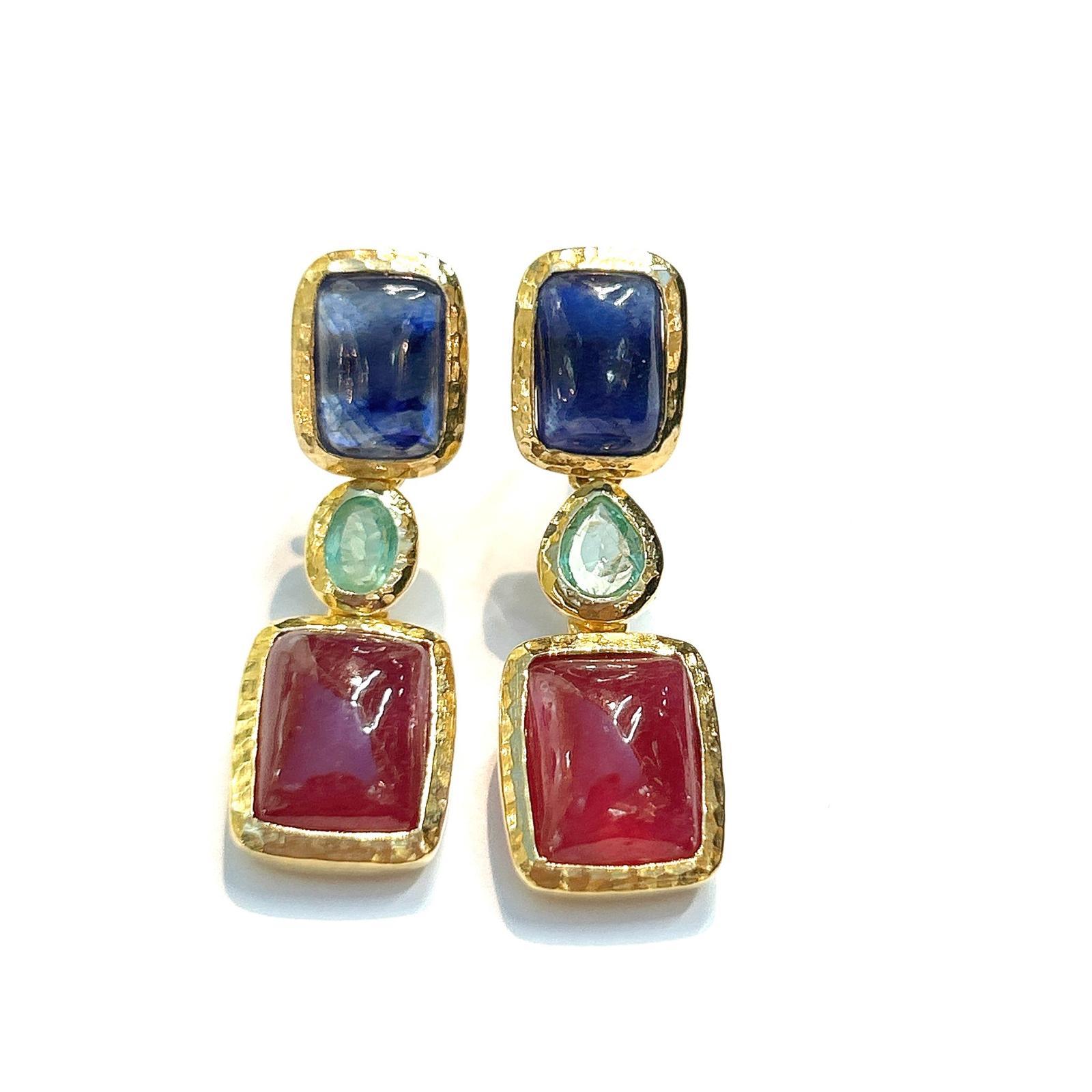 Bochic Orient-Ohrringe aus 18 Karat Gold und Silber mit Smaragd, blauem Saphir und rotem Rubin 1