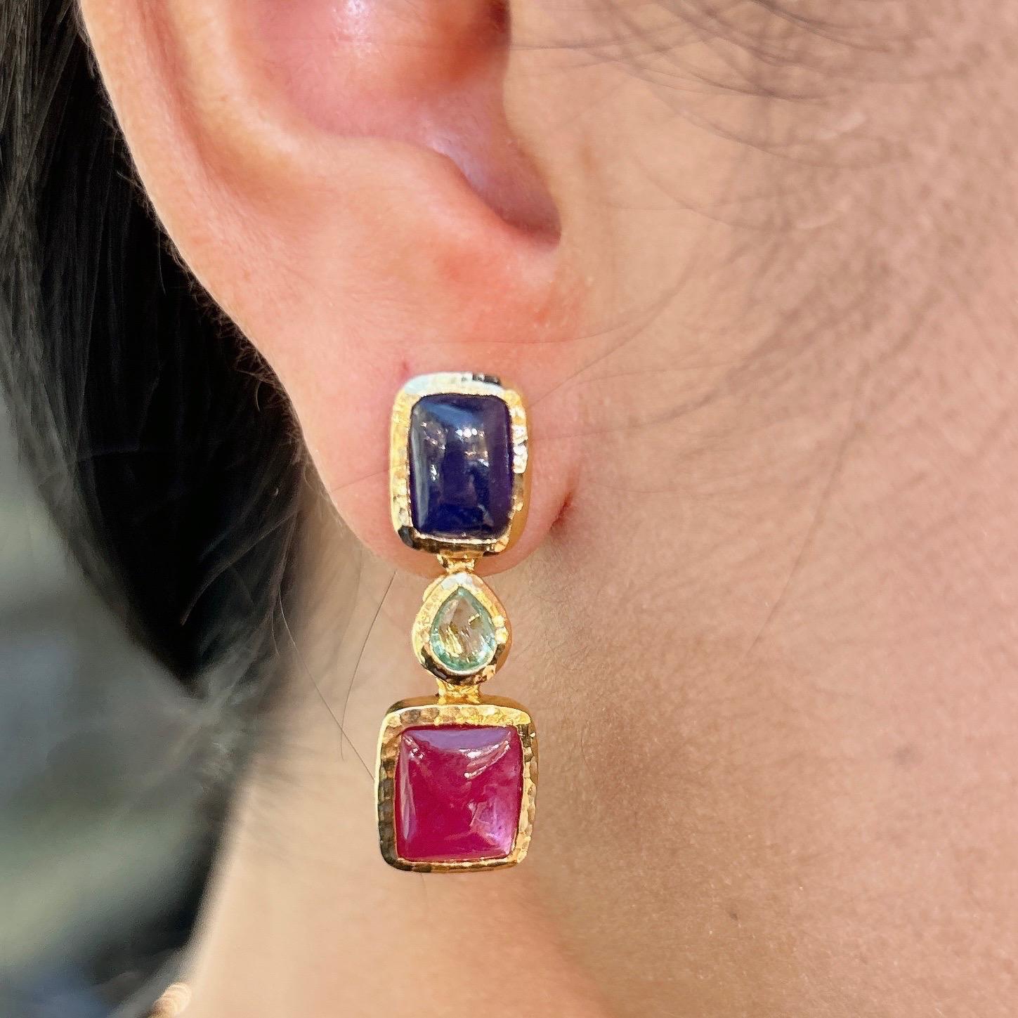 Bochic Orient-Ohrringe aus 18 Karat Gold und Silber mit Smaragd, blauem Saphir und rotem Rubin 3
