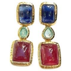 Bochic "Orient" Set di orecchini con smeraldo, zaffiro blu e rubino rosso in oro e argento 18 carati