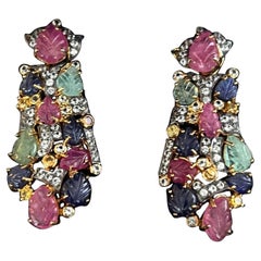 Bochic Orient-Ohrringe aus 18 Karat Gold und Silber mit Smaragd, Rubin und mehreren Saphiren