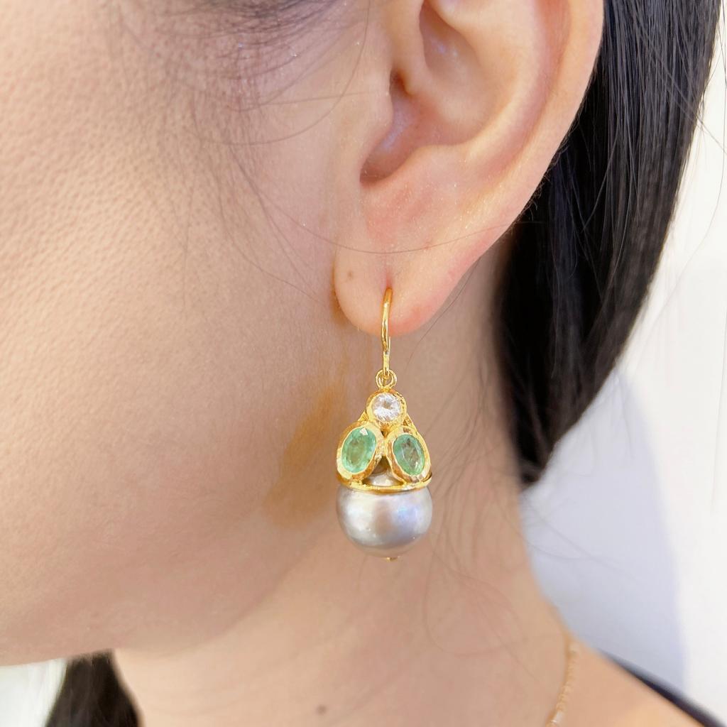 Bochic Orient-Ohrringe aus 18 Karat Gold und Silber mit Smaragd und Südseeperlen  (Ovalschliff) im Angebot