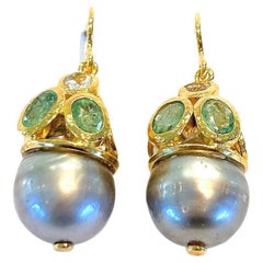 Bochic Orient-Ohrringe aus 18 Karat Gold und Silber mit Smaragd und Südseeperlen