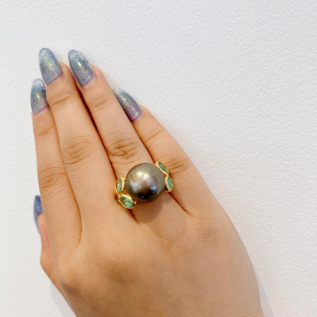 Bochic Orient-Ring aus 18 Karat Gold und Silber mit Smaragd und Südseeperlen 
Natürliche Smaragde mit ovalem Schliff aus Sambia - 3 Karat 
Südsee-Tahiti-Perle in Grün, Grau mit Rosa-Ton 
Dieser Ring stammt aus der 
