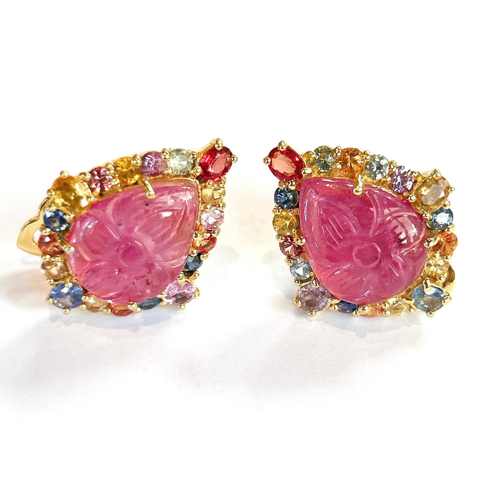 Bochic Orient Fancy Sapphire & Ruby Earrings Set 18K Gold&Silver 

Rubis naturels sculptés en forme de fleur - 14 carats 
Saphirs de couleur fantaisie du Sri Lanka - 12 carat 
Couleurs : Bleu, vert, rose, lilas 

Les boucles d'oreilles de la