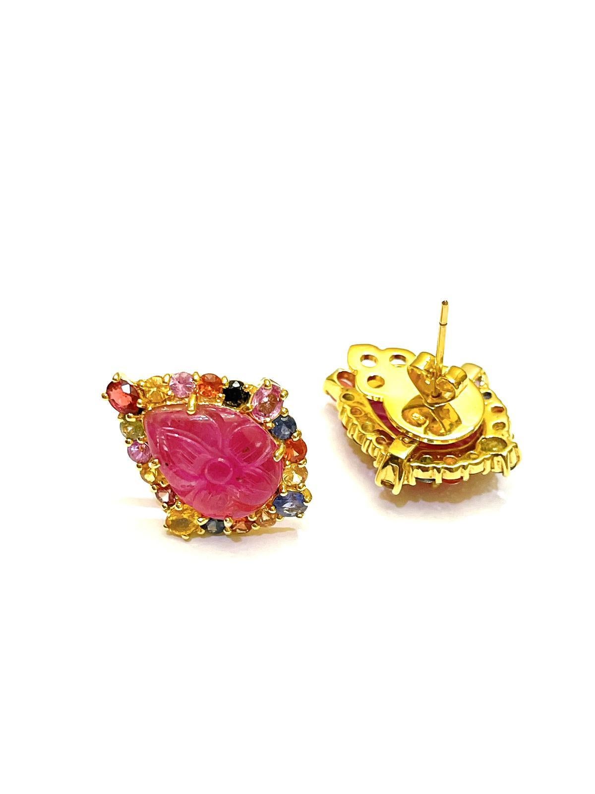 Taille brillant Boucles d'oreilles Bochic Orient fantaisie en or et argent 18 carats, saphirs et rubis sculptés en vente