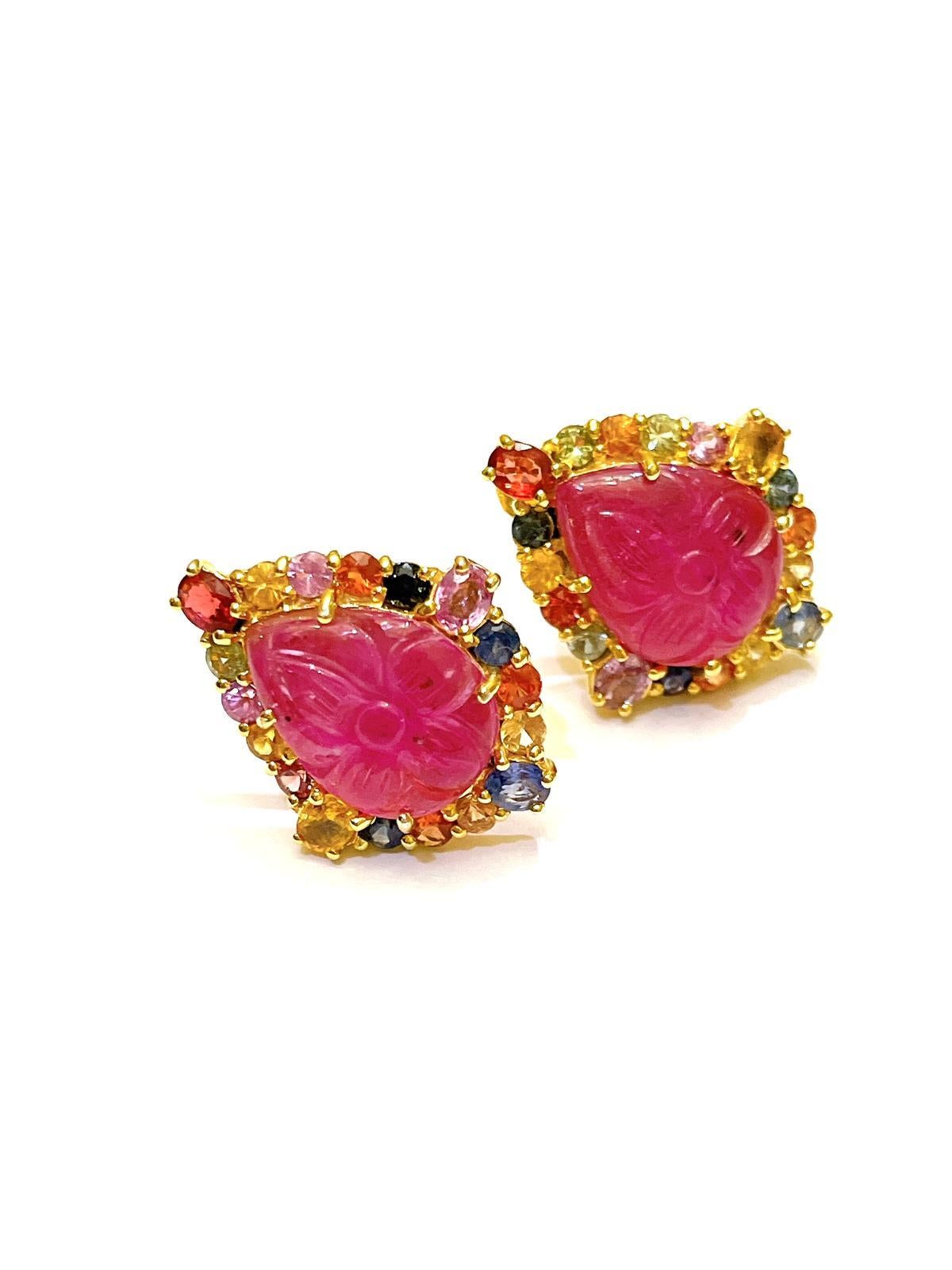 Boucles d'oreilles Bochic Orient fantaisie en or et argent 18 carats, saphirs et rubis sculptés Neuf - En vente à New York, NY