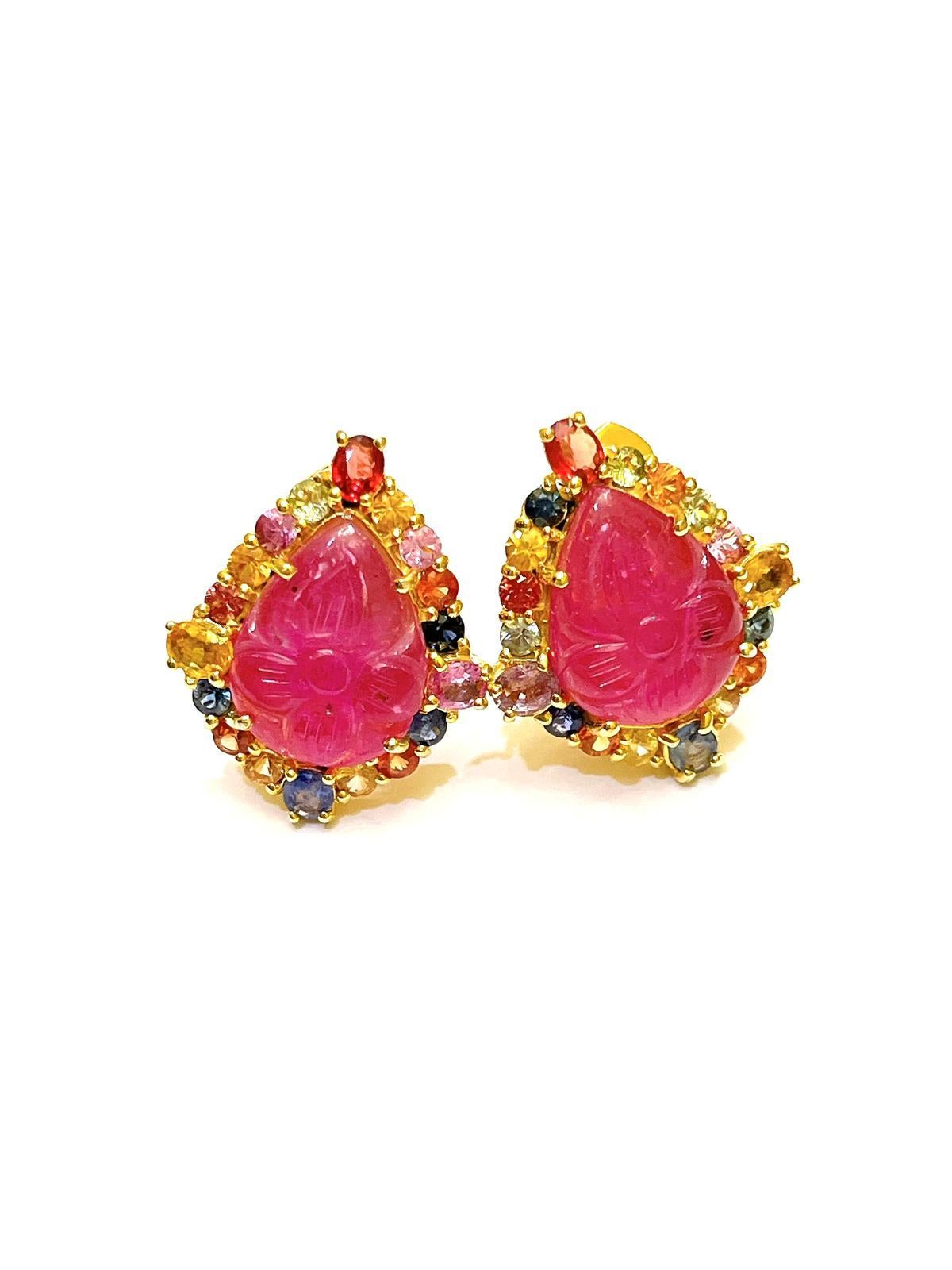Boucles d'oreilles Bochic Orient fantaisie en or et argent 18 carats, saphirs et rubis sculptés en vente 1