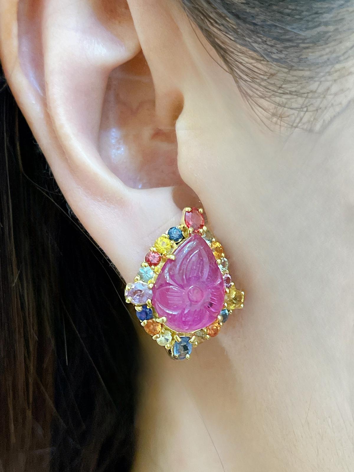 Boucles d'oreilles Bochic Orient fantaisie en or et argent 18 carats, saphirs et rubis sculptés en vente 2