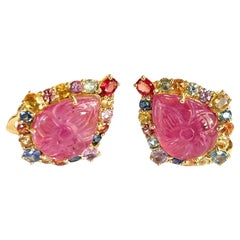 Bochic Orient Ohrringe aus 18 Karat Gold und Silber mit ausgefallenem Saphir und geschnitztem Rubin