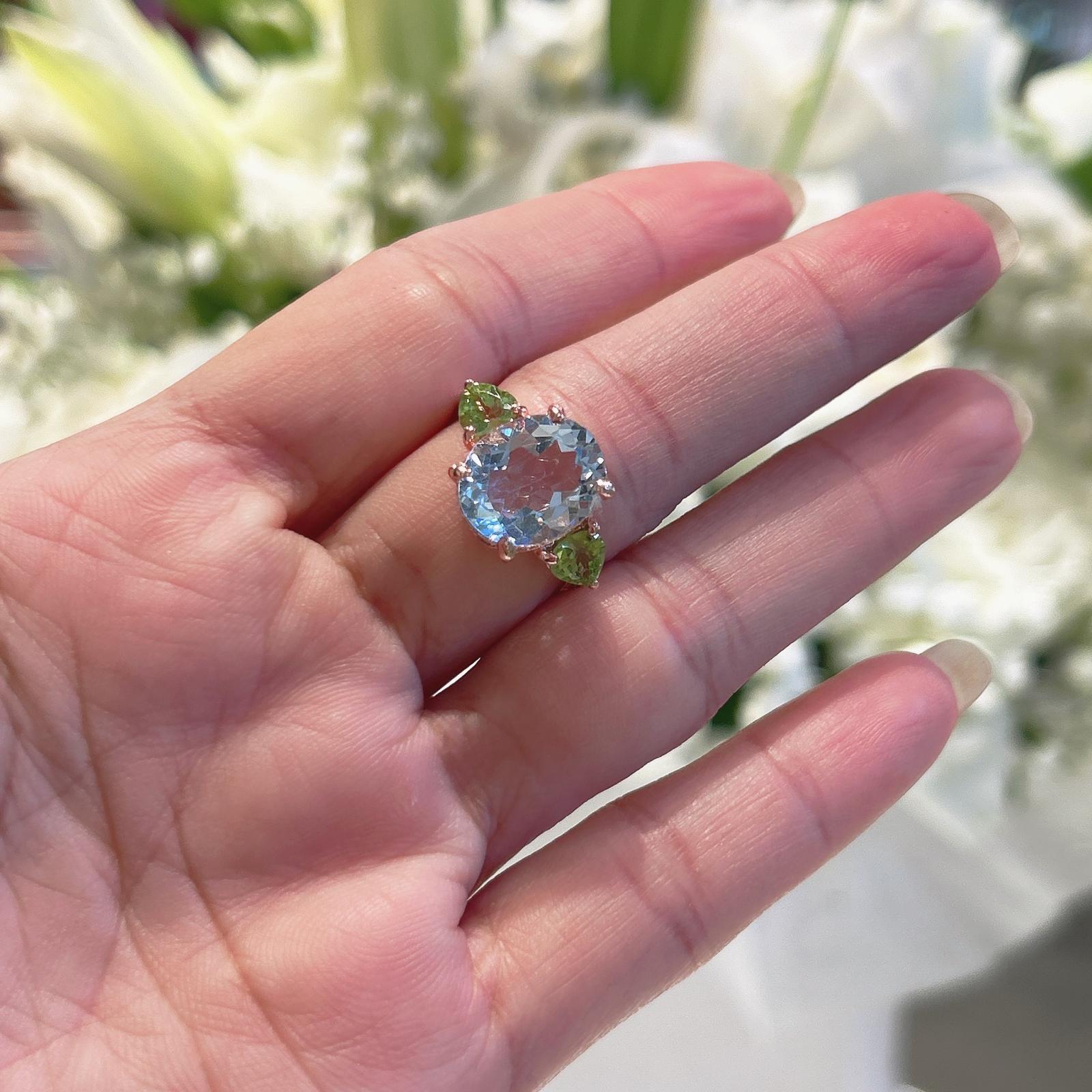 Bochic “Orient” Green Peridot & Oval Blue Topaz Ring Set In 18K Gold & Silver For Sale 5