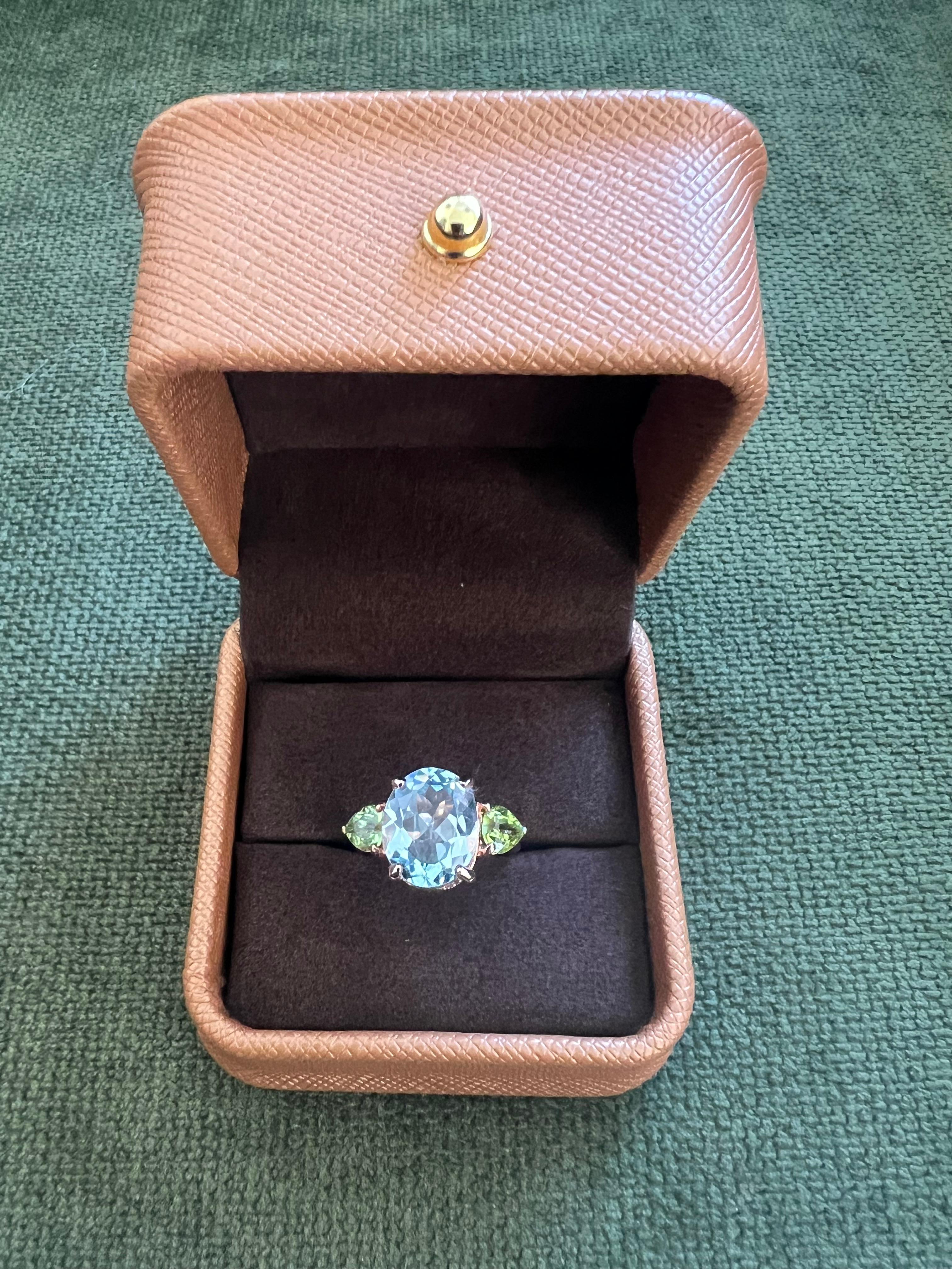 Bochic “Orient” Green Peridot & Oval Blue Topaz Ring Set In 18K Gold & Silver For Sale 6
