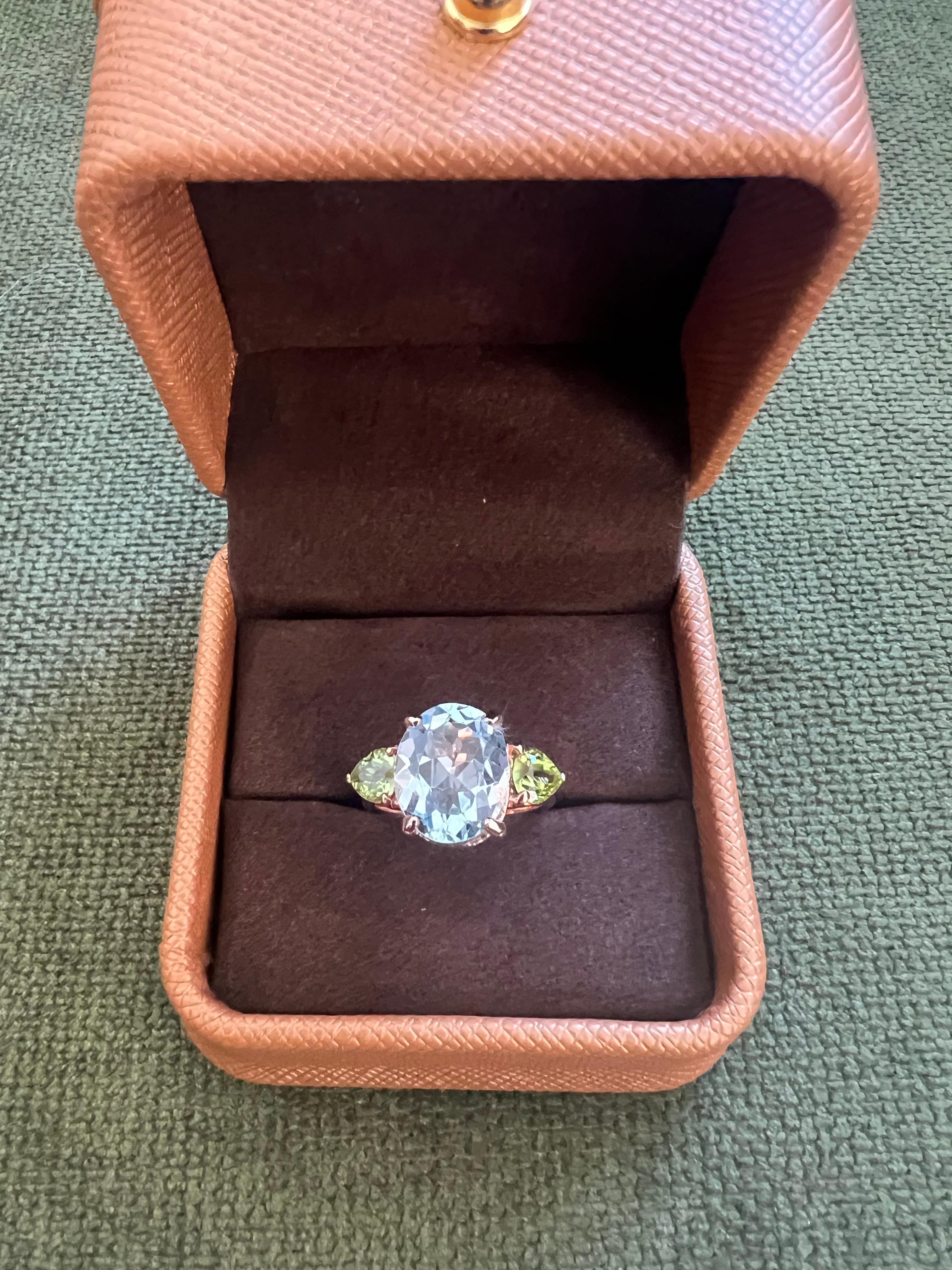 Bochic “Orient” Green Peridot & Oval Blue Topaz Ring Set In 18K Gold & Silver For Sale 7
