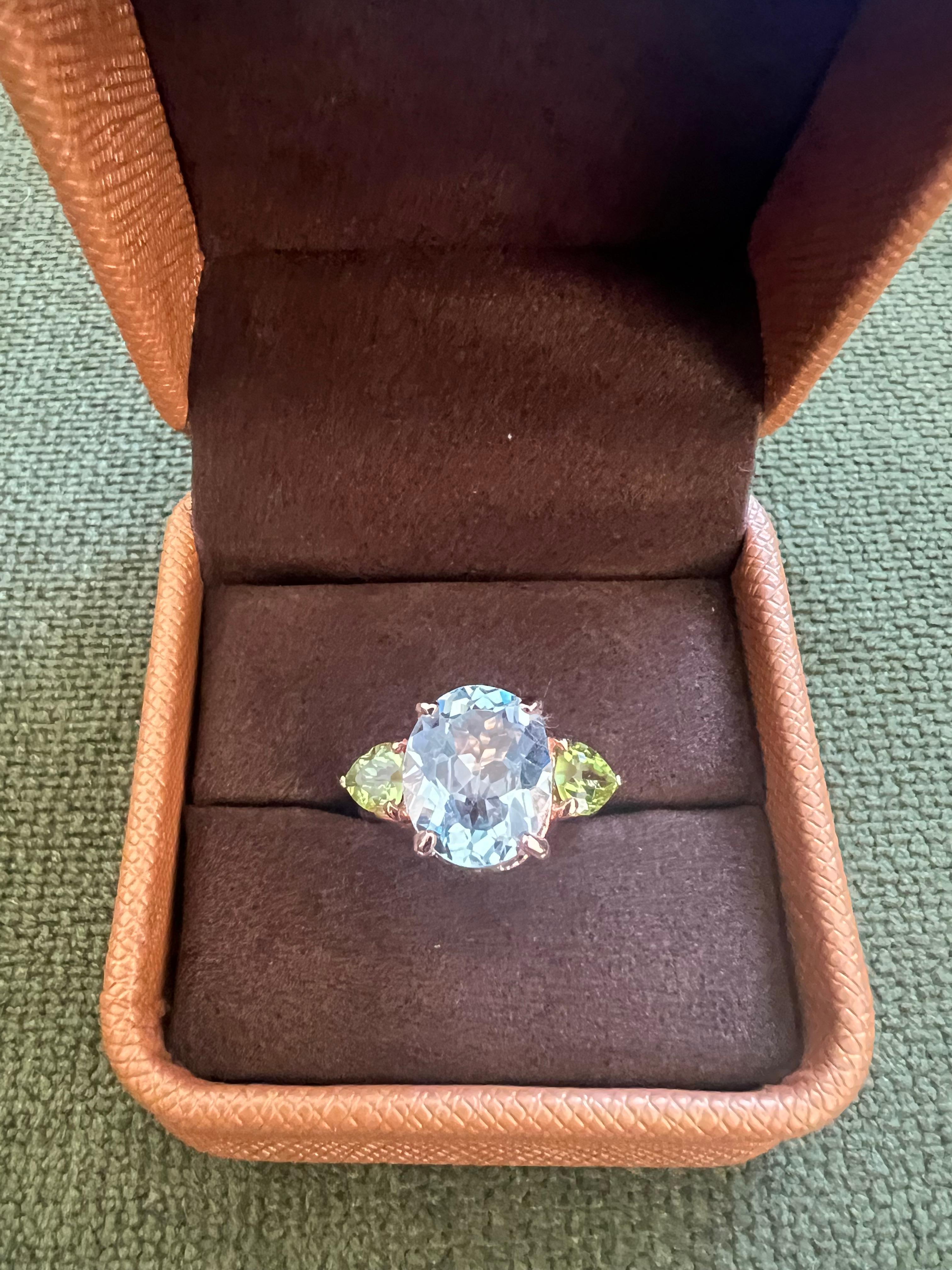 Bochic “Orient” Green Peridot & Oval Blue Topaz Ring Set In 18K Gold & Silver For Sale 8