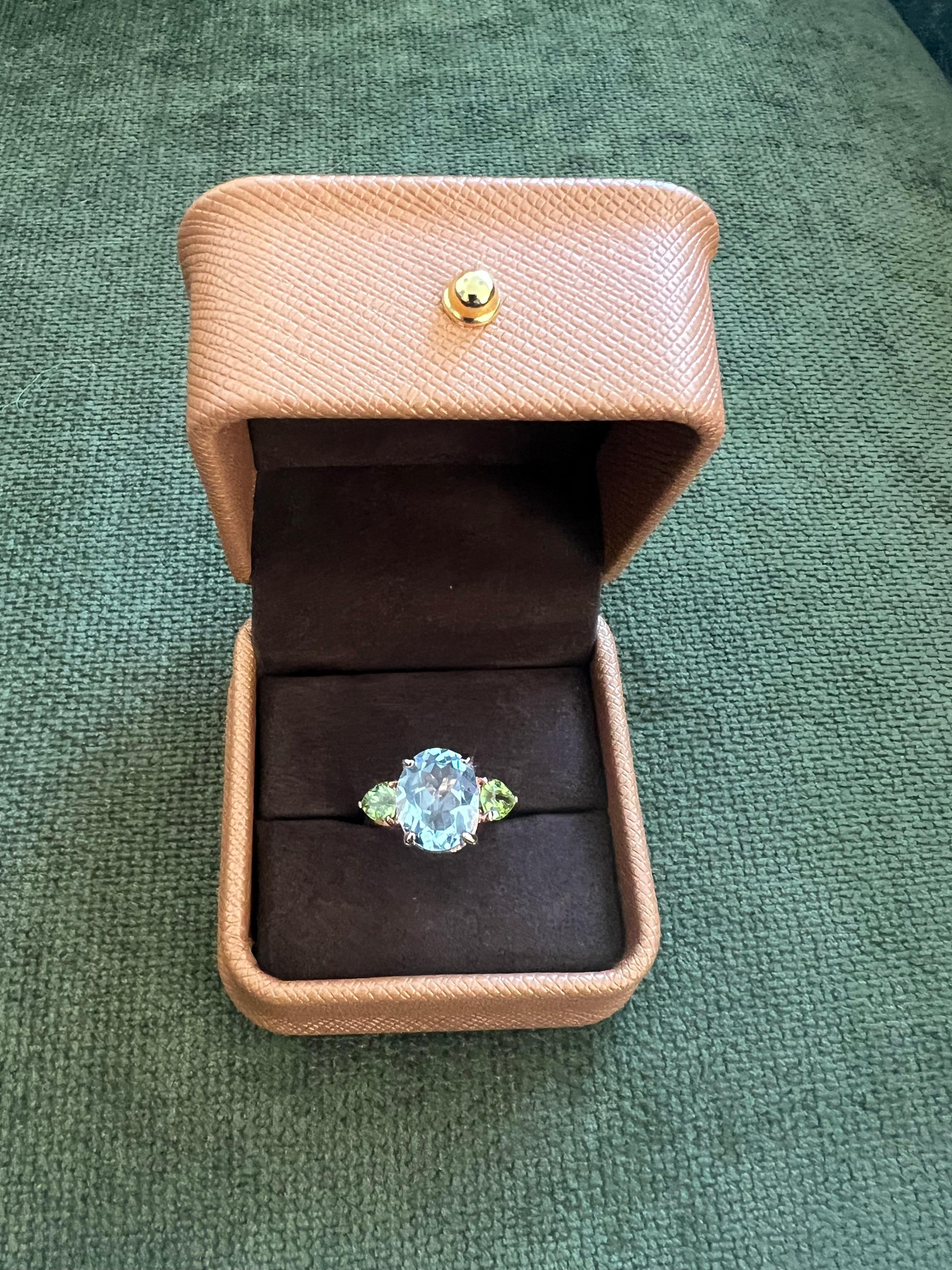 Bochic “Orient” Green Peridot & Oval Blue Topaz Ring Set In 18K Gold & Silver For Sale 9