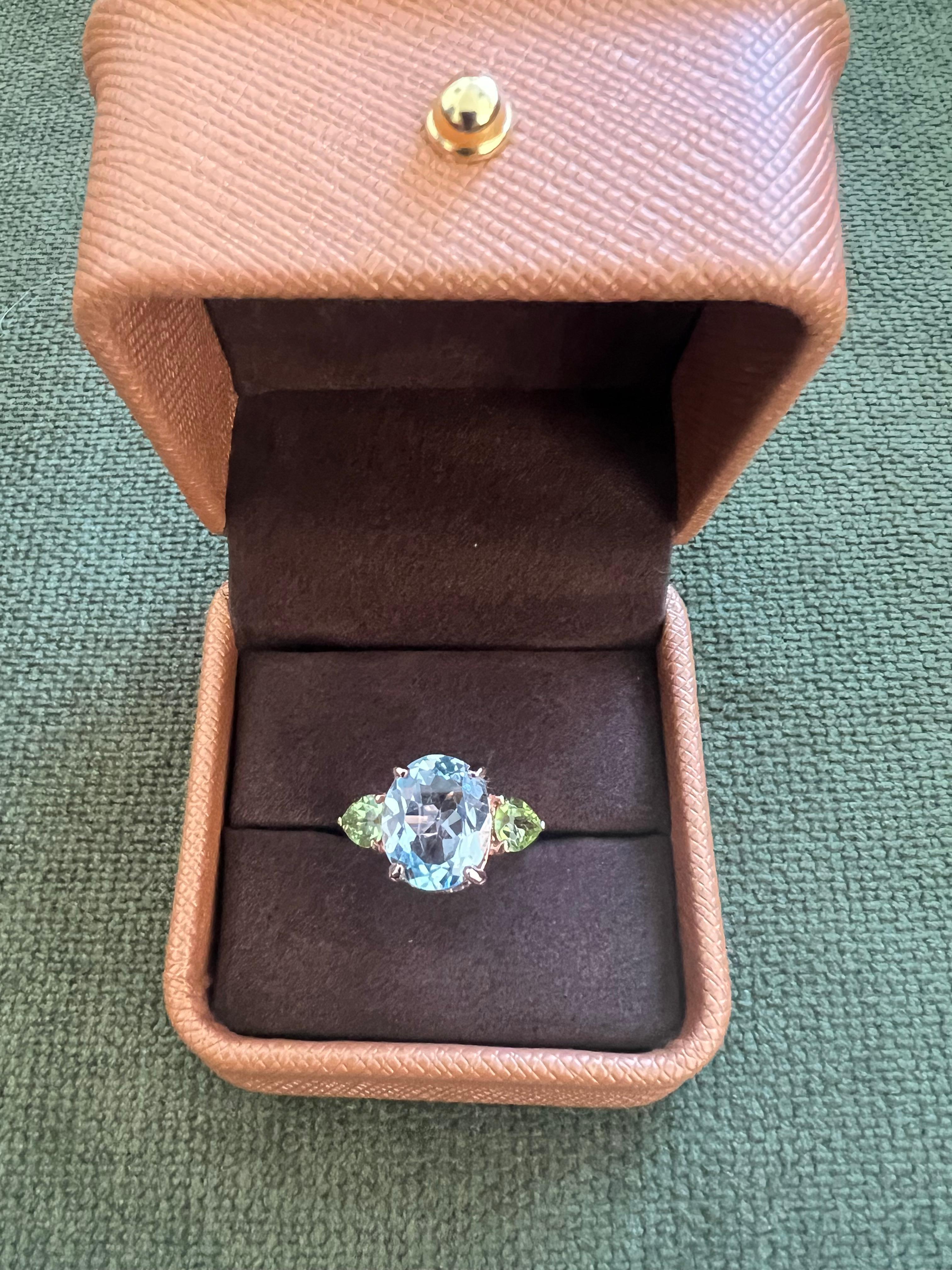 Bochic “Orient” Green Peridot & Oval Blue Topaz Ring Set In 18K Gold & Silver For Sale 10