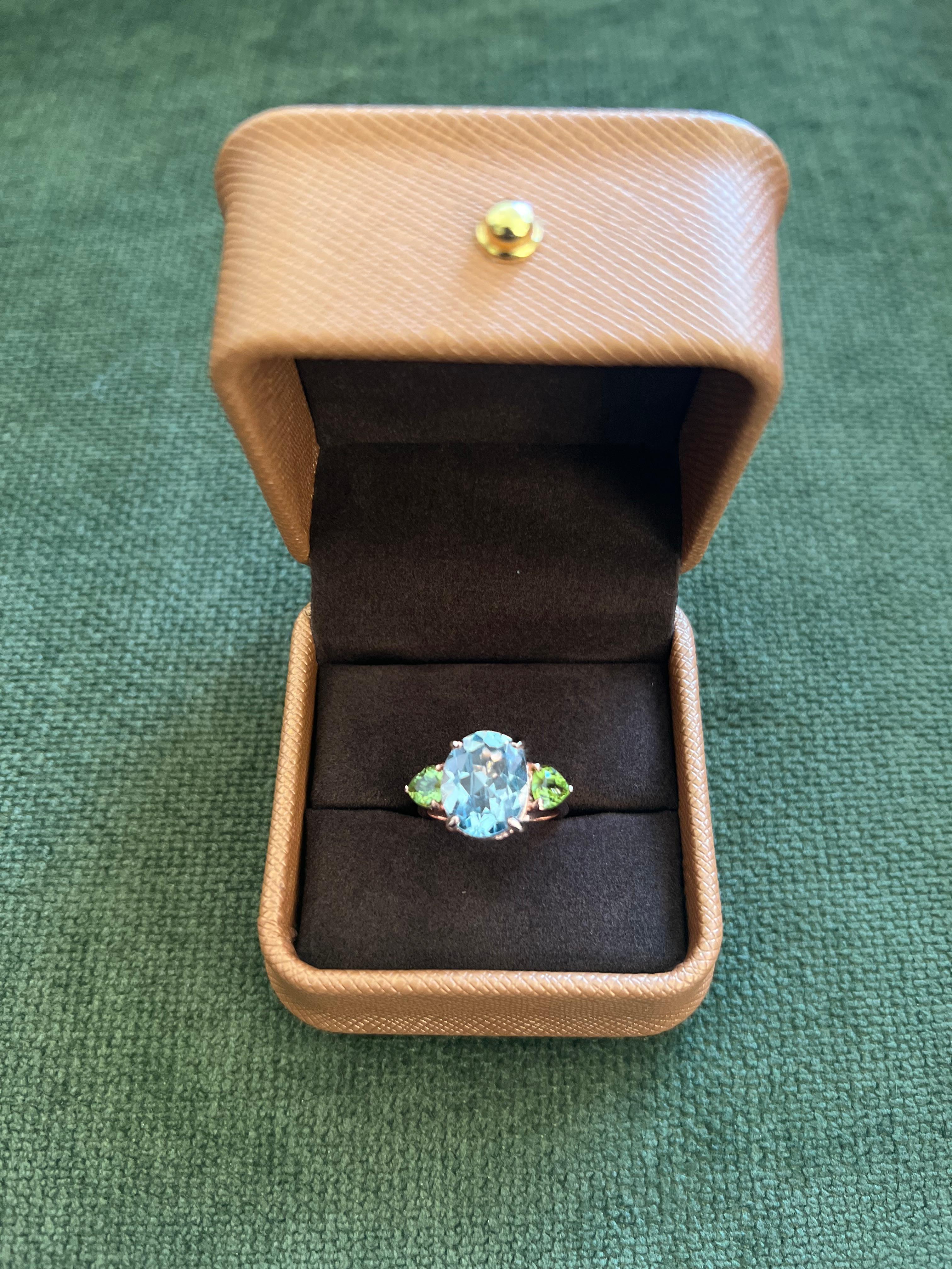 Bochic “Orient” Green Peridot & Oval Blue Topaz Ring Set In 18K Gold & Silver For Sale 11