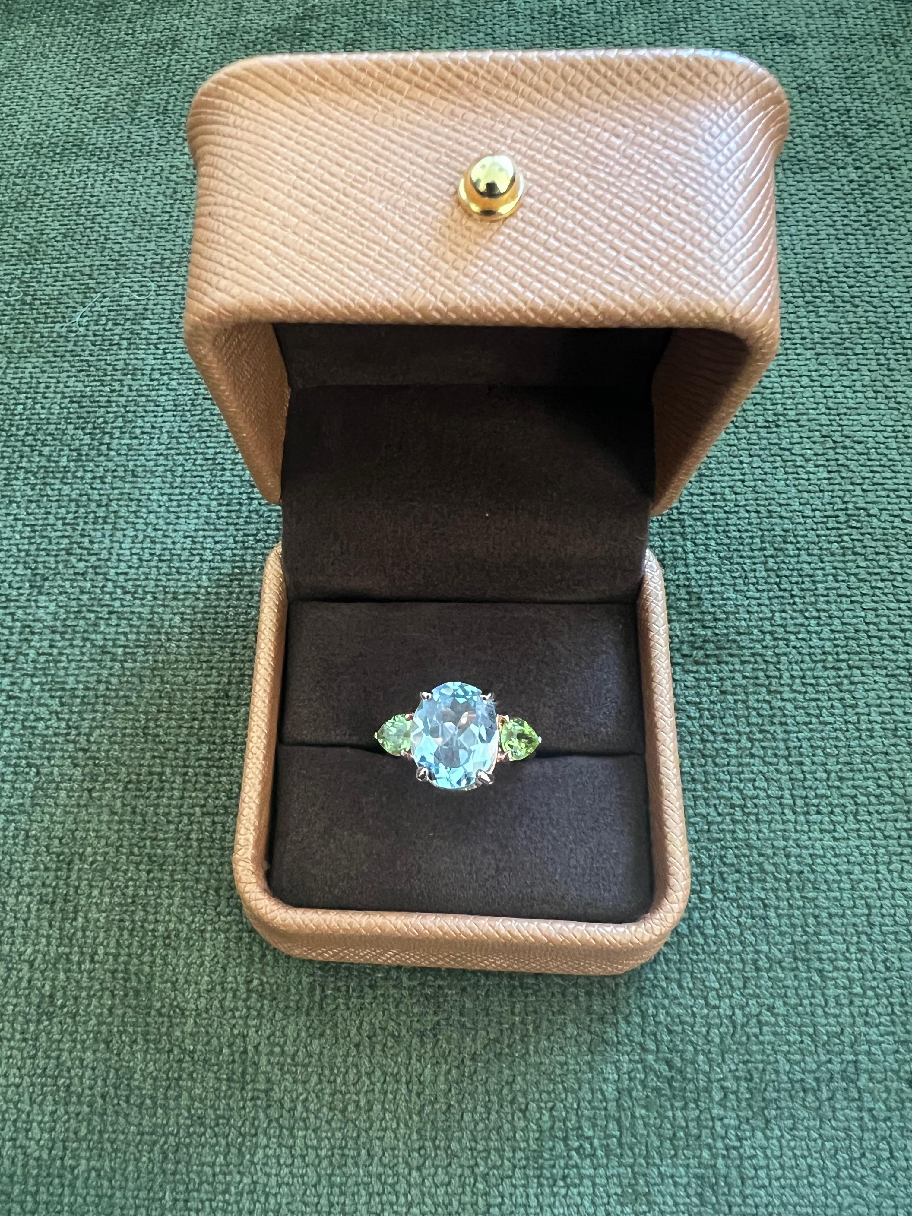 Bochic “Orient” Green Peridot & Oval Blue Topaz Ring Set In 18K Gold & Silver For Sale 12