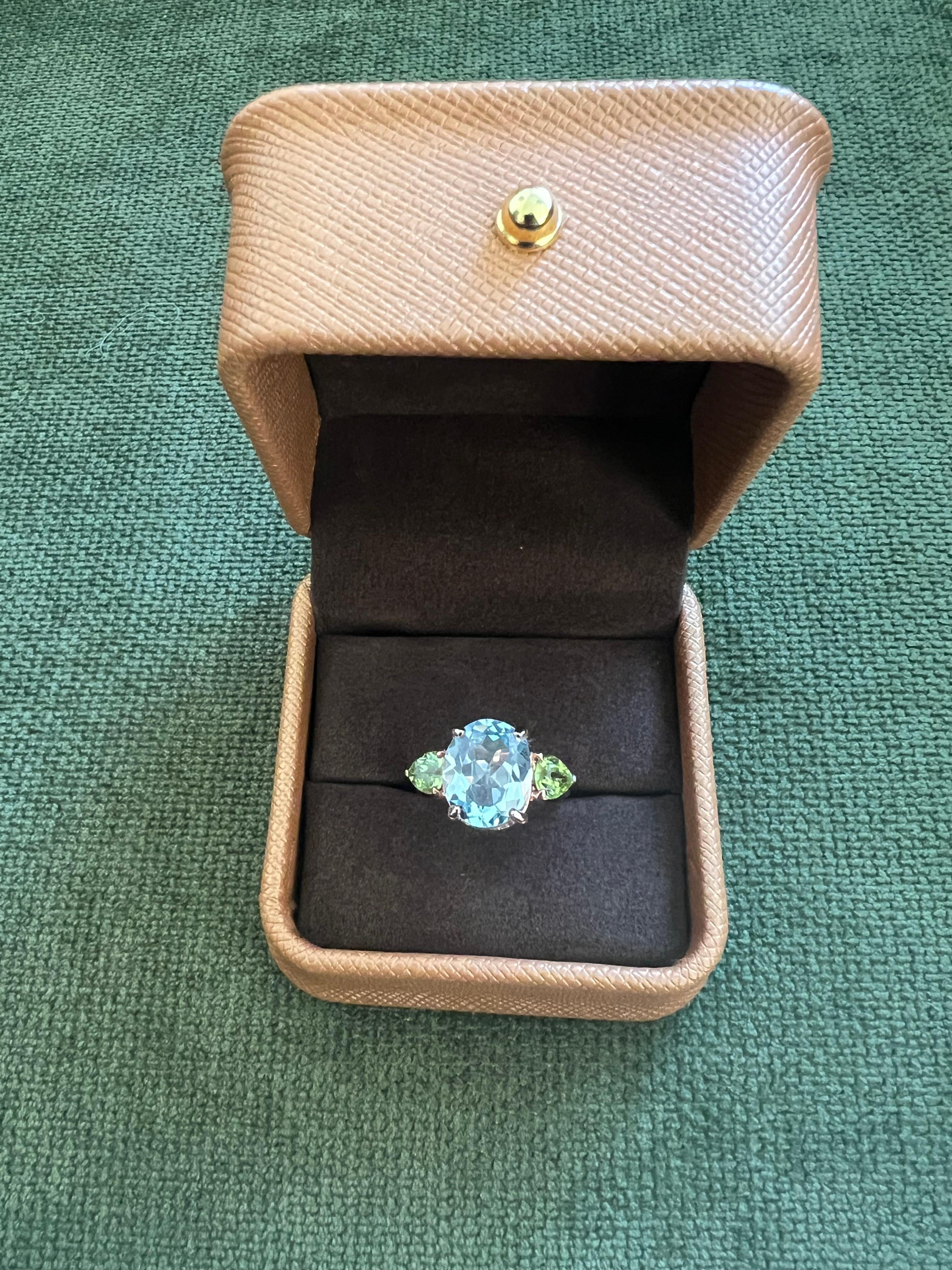 Bochic “Orient” Green Peridot & Oval Blue Topaz Ring Set In 18K Gold & Silver For Sale 13