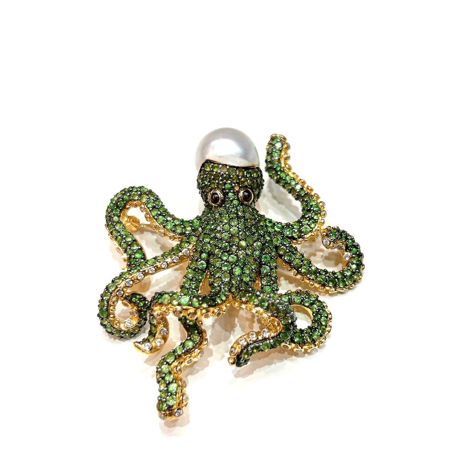 Bochic “Orient” Green Tsavorite & South Sea Pearl Brooch Set 18K Gold & Silver 

Can be worn as Brooch or Pendant 

Natural Green Tsavorite - 5 carat  
Blue Sapphire 
South Sea White Pearl with Pink Tone 

The Brooch is from the 