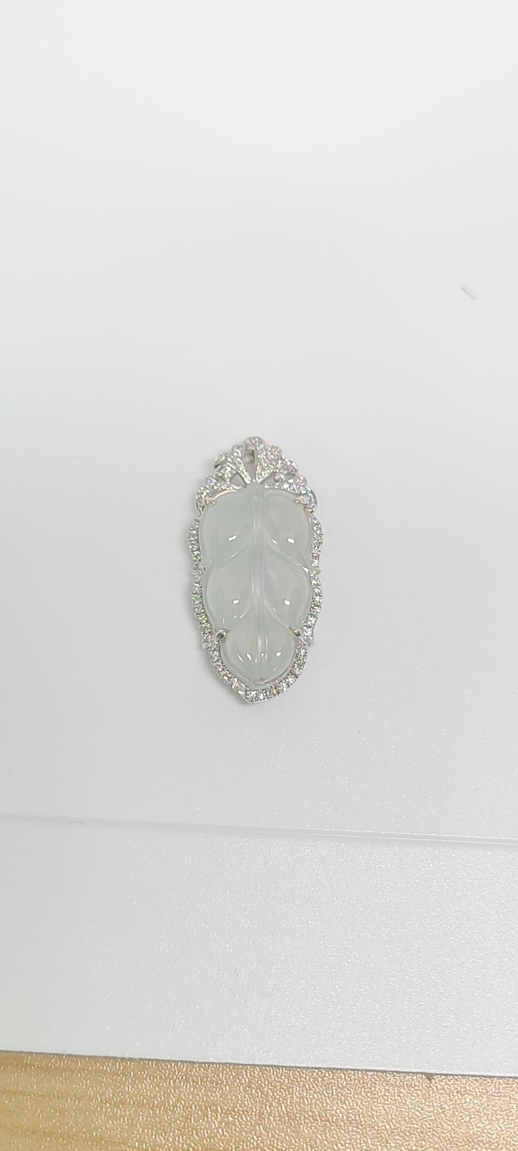 Bochic Orient Mint Jade & Diamanten Brosche oder Anhänger gefasst in 18 Karat Gold  im Zustand „Neu“ im Angebot in New York, NY