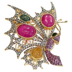 Broche Bochic Orient fantaisie en or et argent 18 carats sertie de saphirs et de rubis