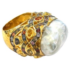 Bochic Orient Cocktailring aus 18 Karat Gold und Silber mit mehreren Saphiren und Perlen