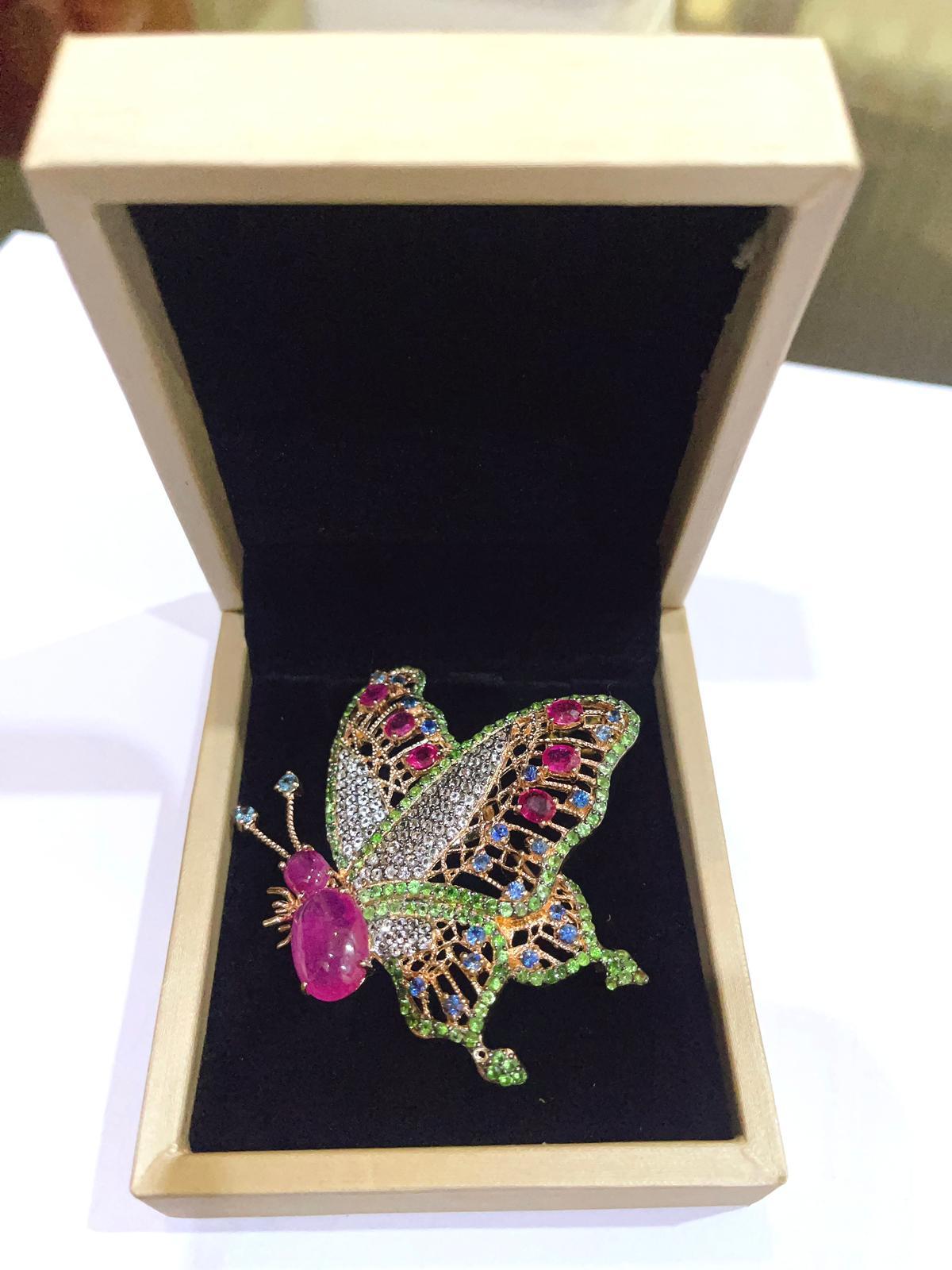 Bochic Orient Schmetterlingsbrosche aus 18 Karat Gold und Silber mit mehreren Saphiren und Rubinen  Damen im Angebot
