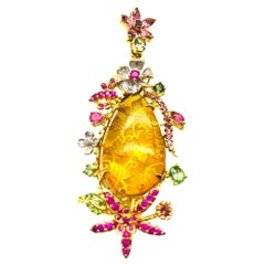 Broche Bochic Orient en or et argent 18 carats, ambre naturelle, rubis et émeraude