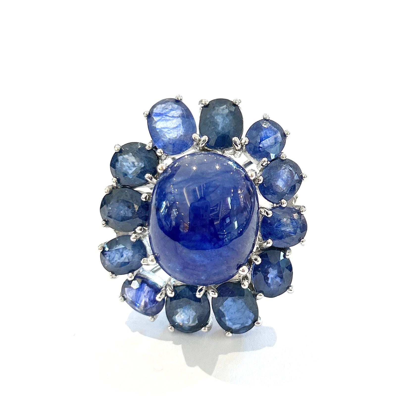 Anello da cocktail con zaffiro blu naturale 