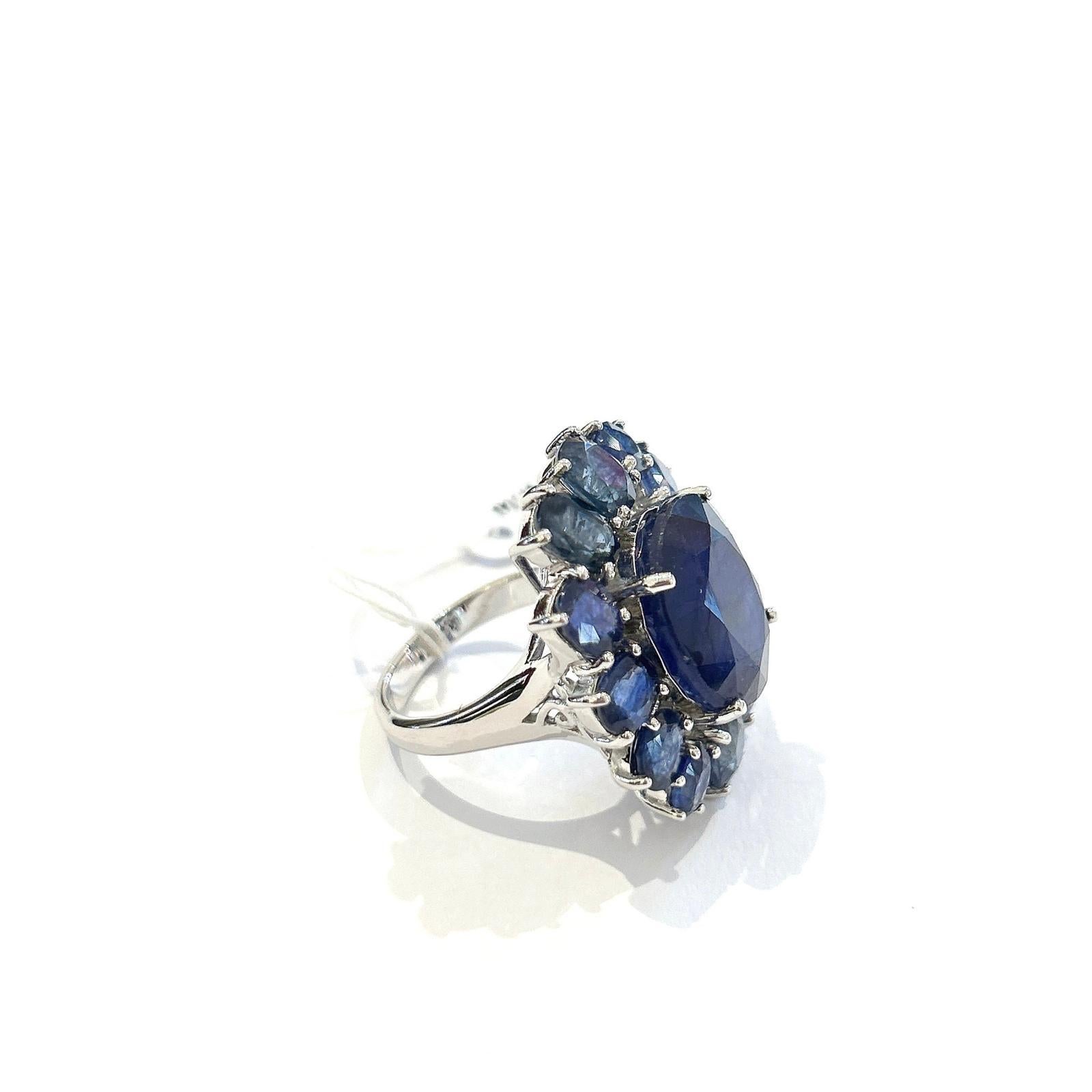 Anello da cocktail con zaffiro blu naturale 