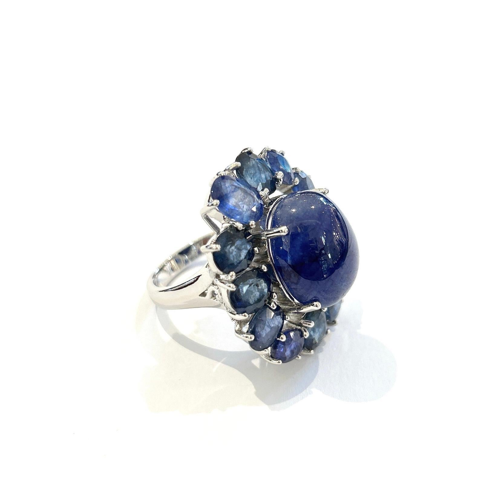 Anello da cocktail con zaffiro blu naturale 