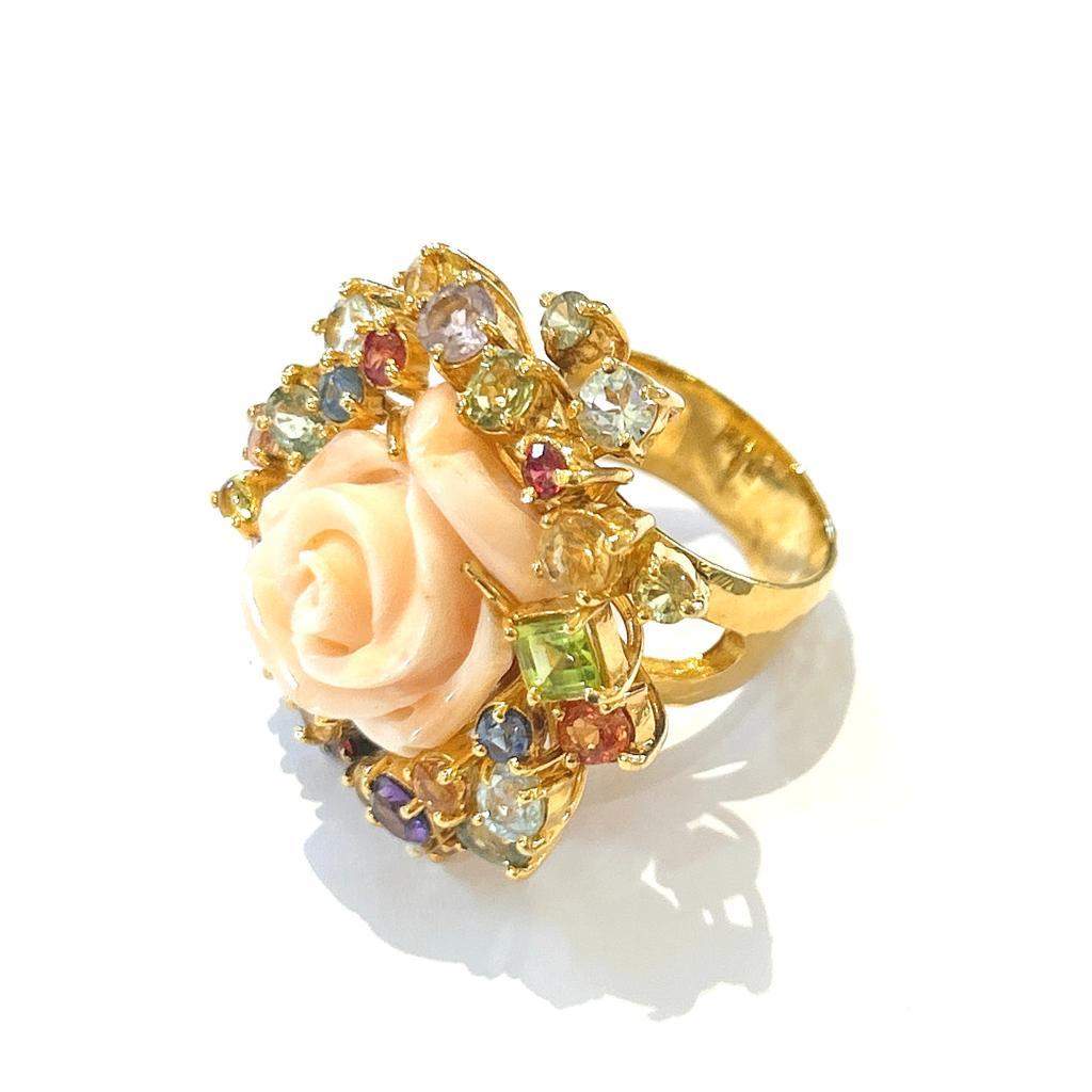 Bochic Orient Natürliche Koralle & mehrfarbige Saphire in 18 Gold & Silber gefasst 
Multi Color Natural Sapphires und Mix Edelsteine aus Sri Lanka 
4 Karat 

Dieser Ring aus der 